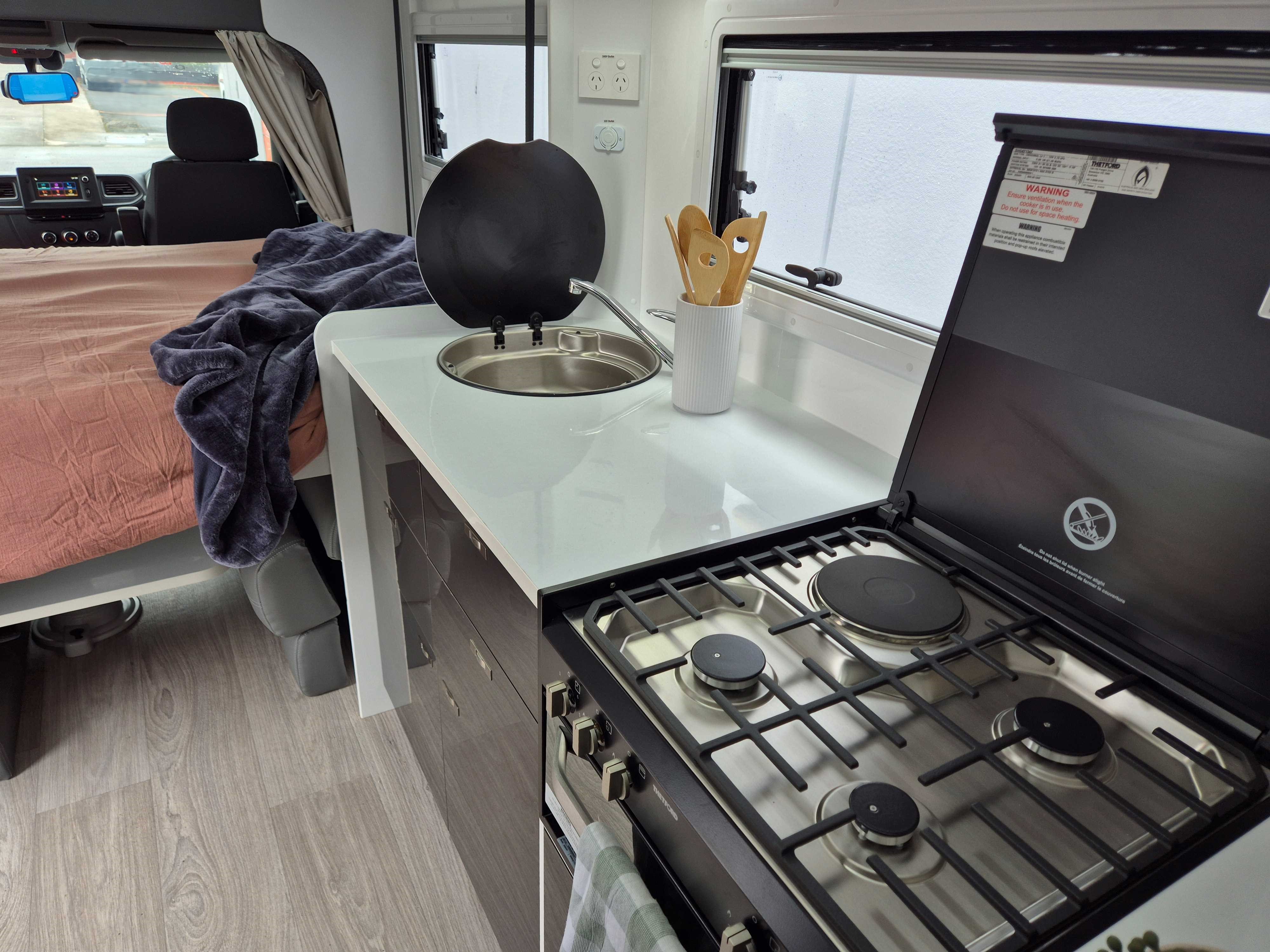 Carousel Popup Thumnails 6 - 2024 Windsor Daintree Renault 2 Berth