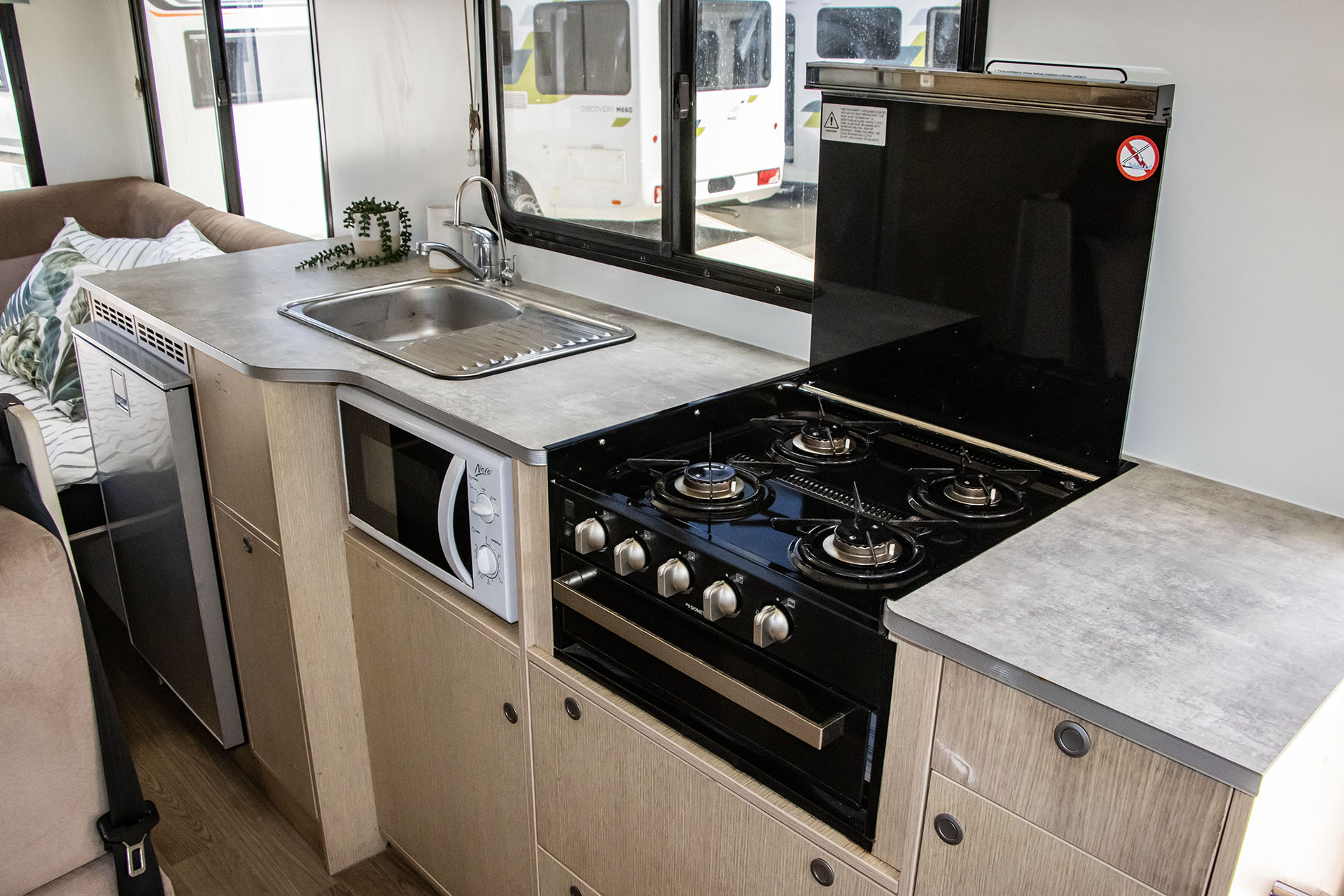 Carousel Popup Thumnails 24 - 2021 Windsor River Platinum M725 6 Berth