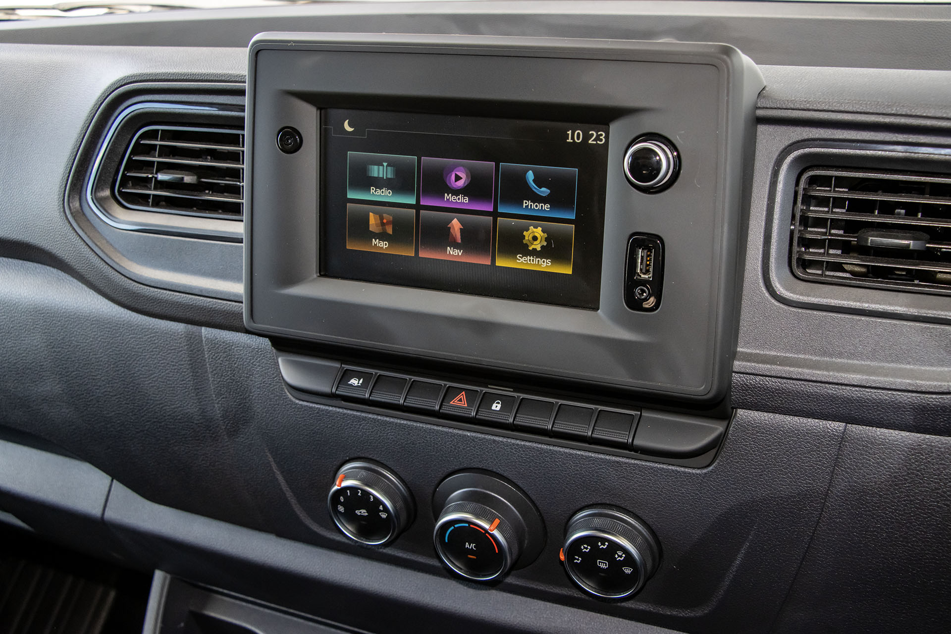 Carousel Popup Thumnails 20 - 2024 Windsor Daintree Renault 2 Berth