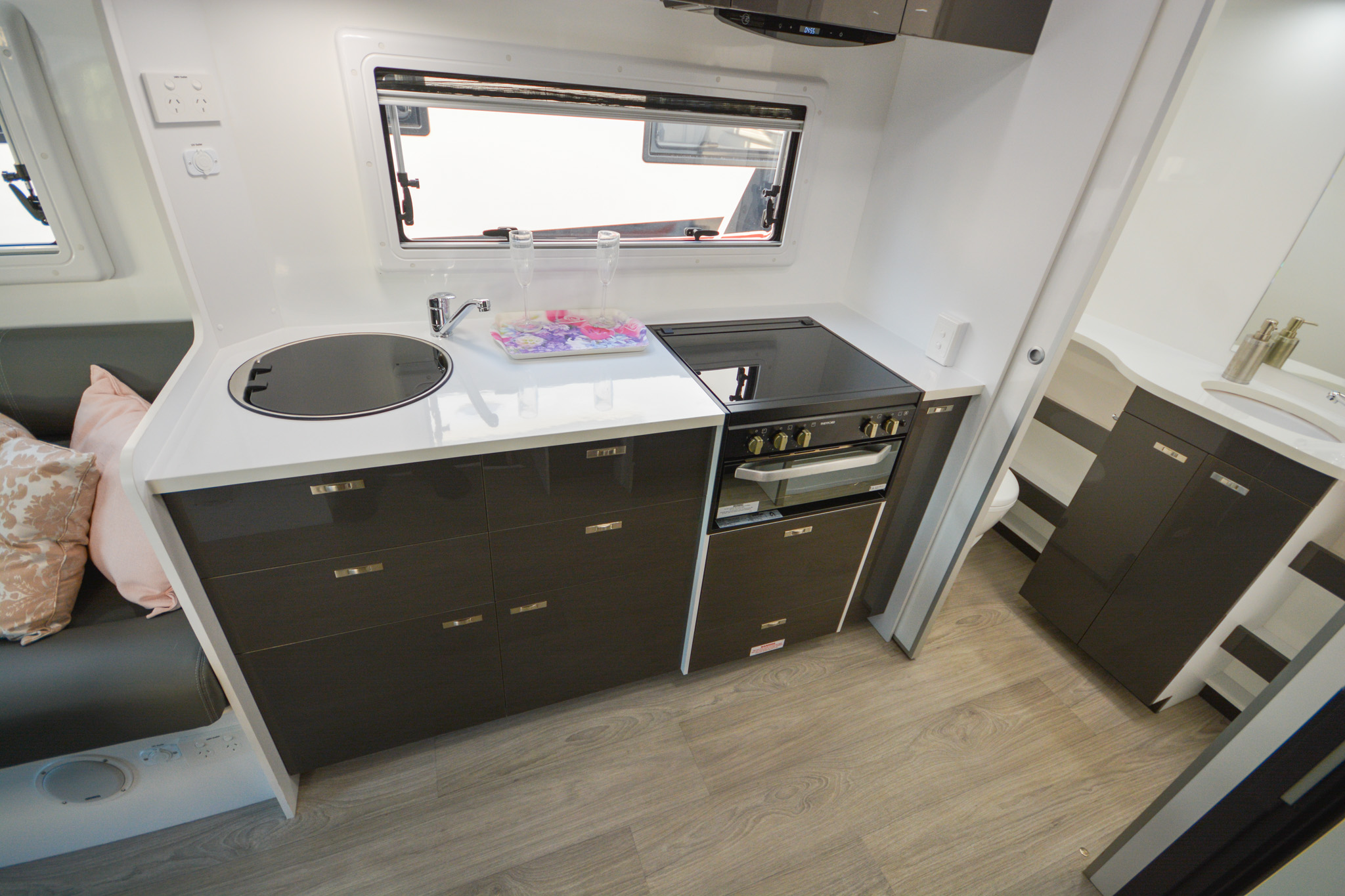 Carousel Popup Thumnails 19 - 2024 Windsor Daintree Renault 2 Berth