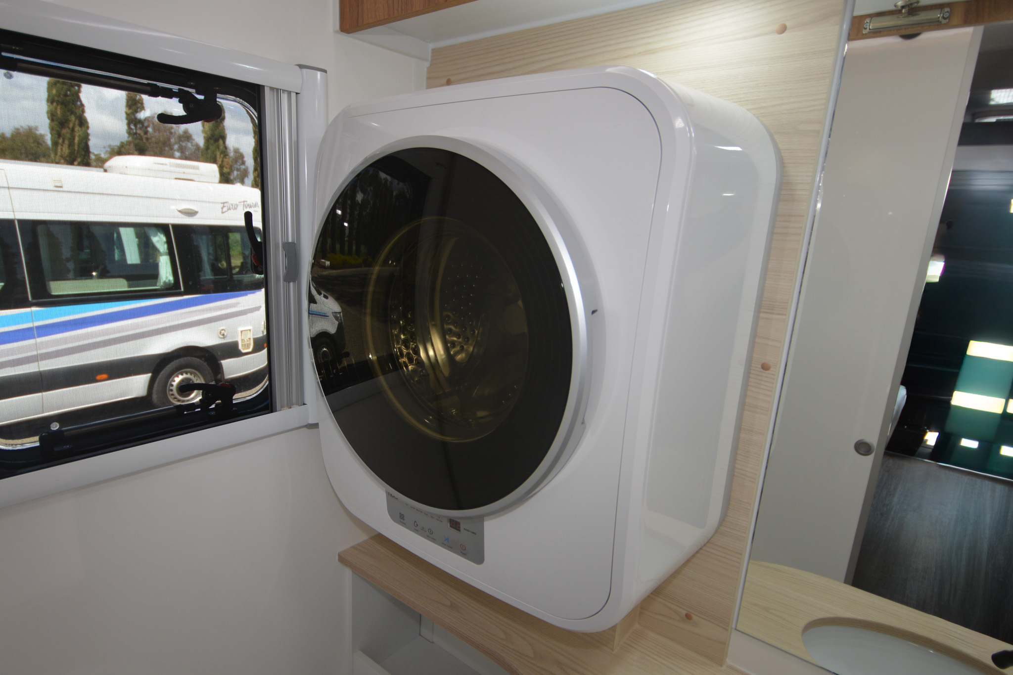Carousel Popup Thumnails 35 - 2024 Windsor Daintree Renault 2 Berth