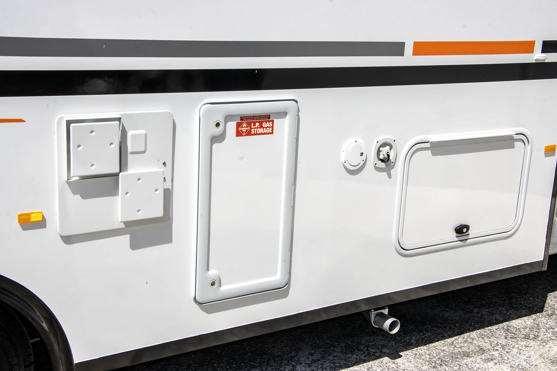 Carousel Popup Thumnails 10 - 2024 Windsor Daintree Renault 2 Berth