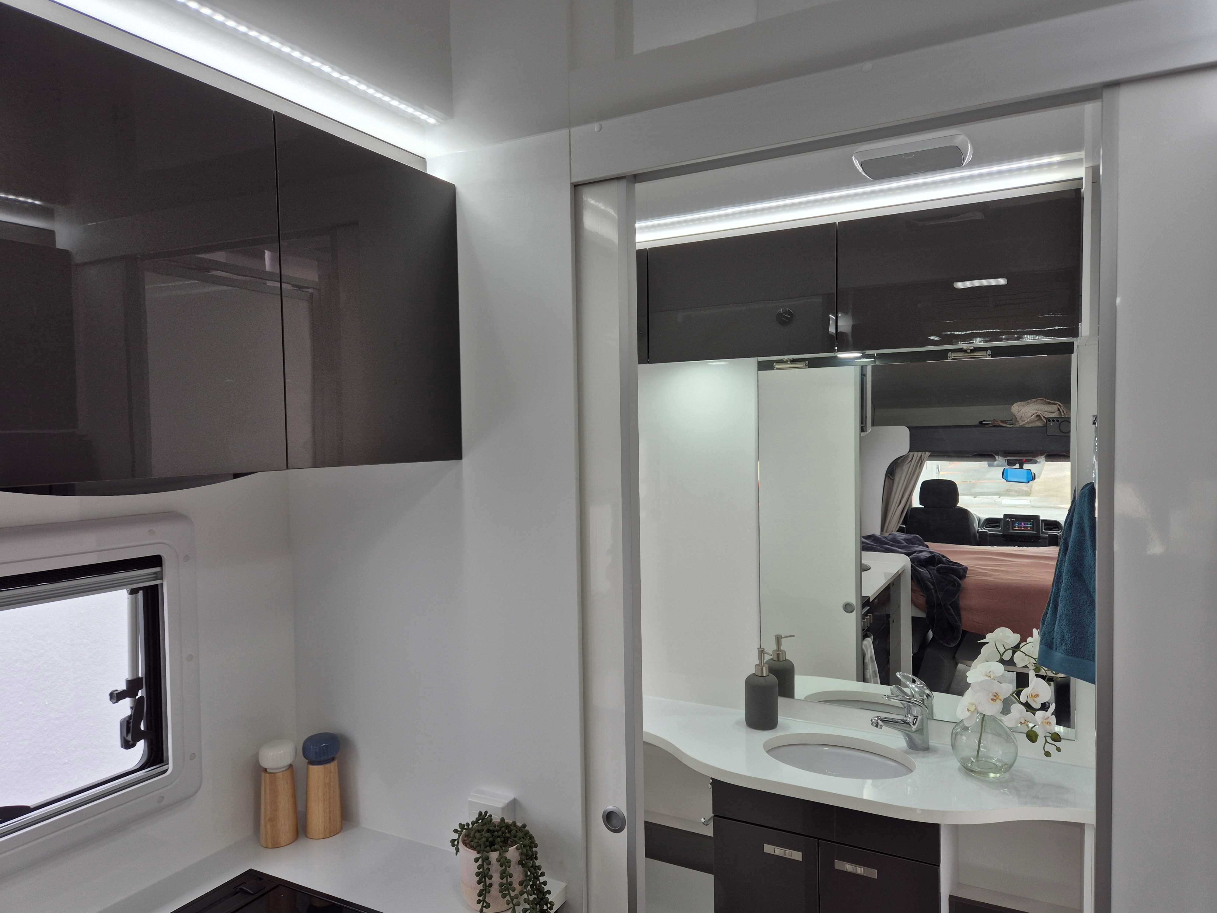 Carousel Popup Thumnails 11 - 2024 Windsor Daintree Renault 2 Berth