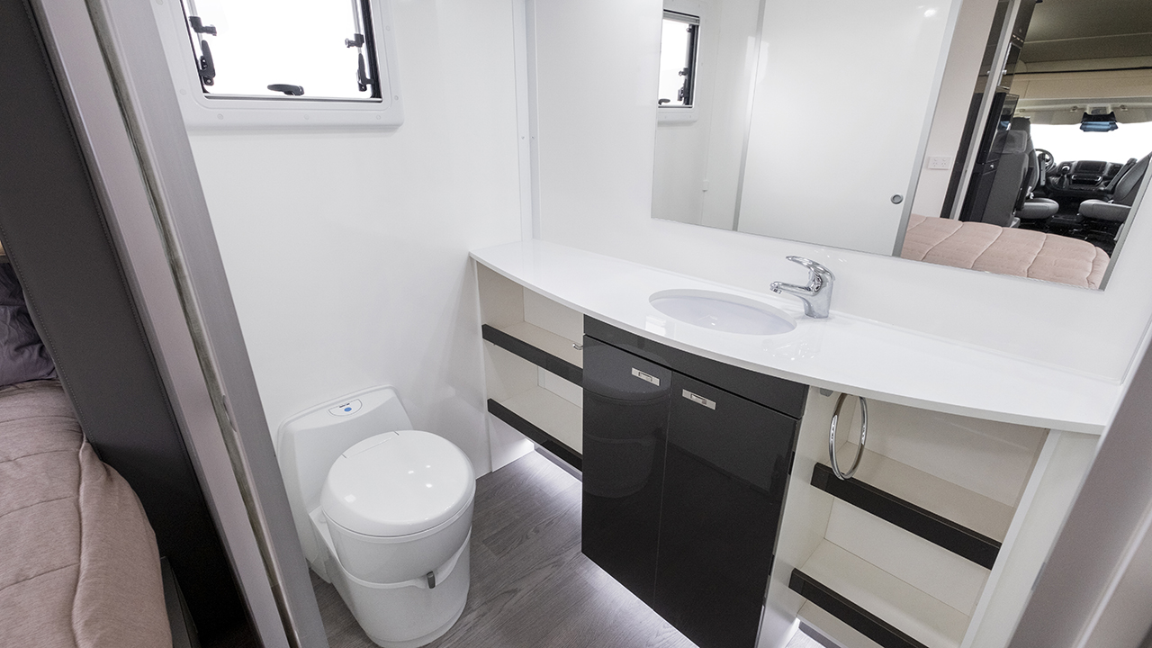 Carousel Popup Thumnails 22 - 2023 Windsor Simpson Fiat 4 Berth