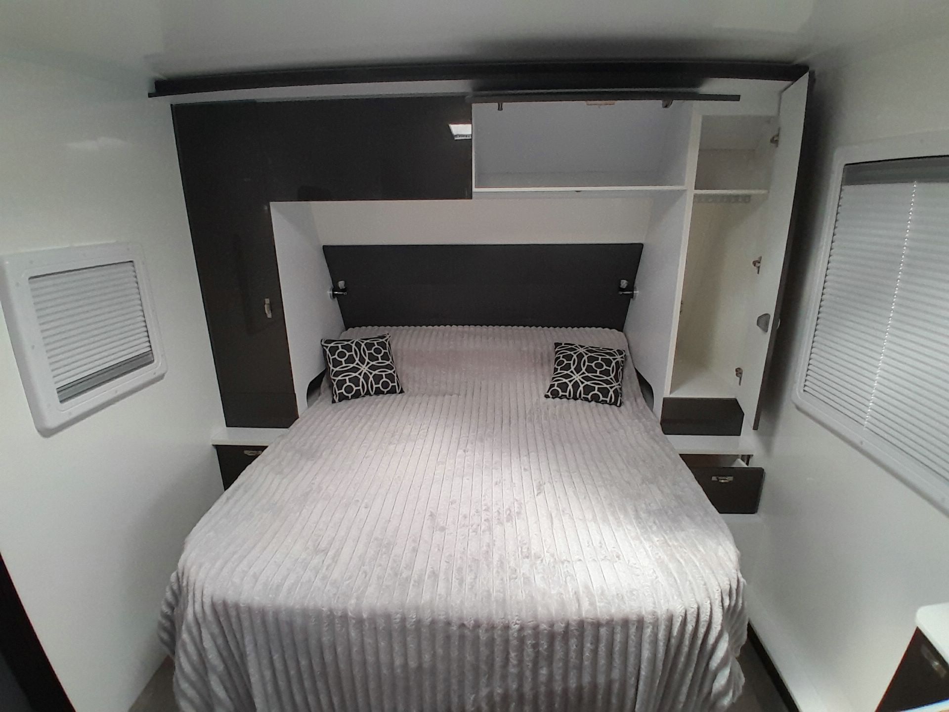 Carousel Popup Thumnails 5 - 2025 Windsor Genesis 220Md 22' 2 Bunk
