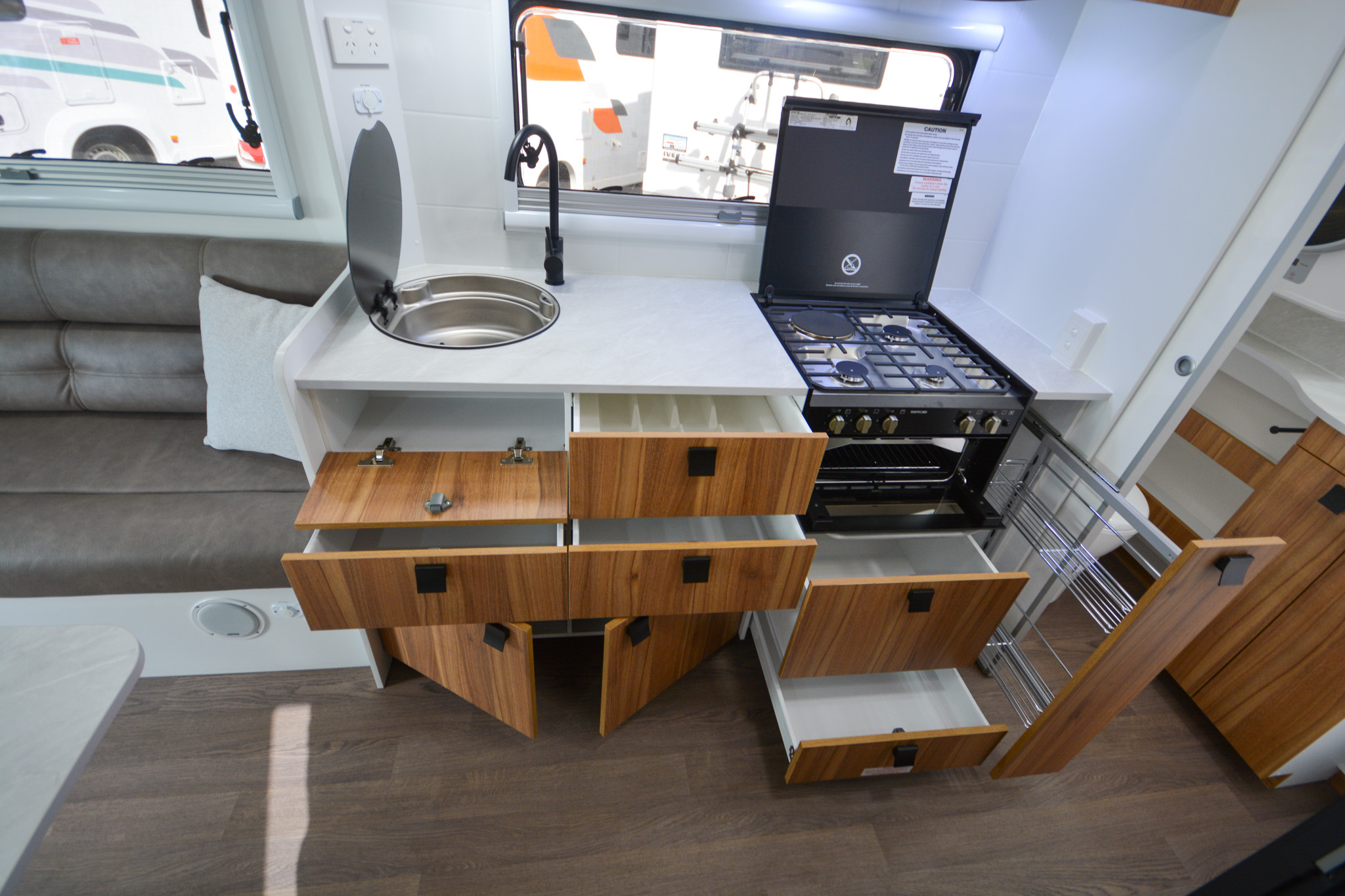Carousel Popup Thumnails 36 - 2024 Windsor Daintree Renault 2 Berth