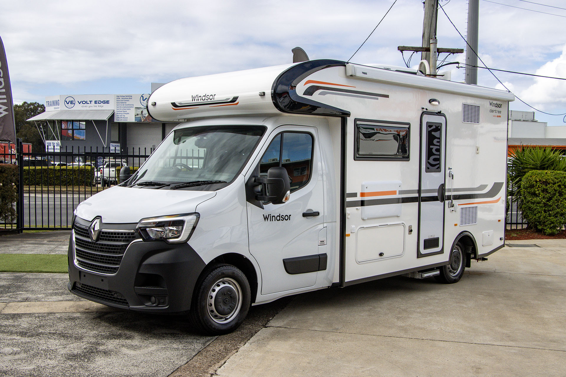 Carousel Popup Main - 2024 Windsor Daintree Renault 2 Berth