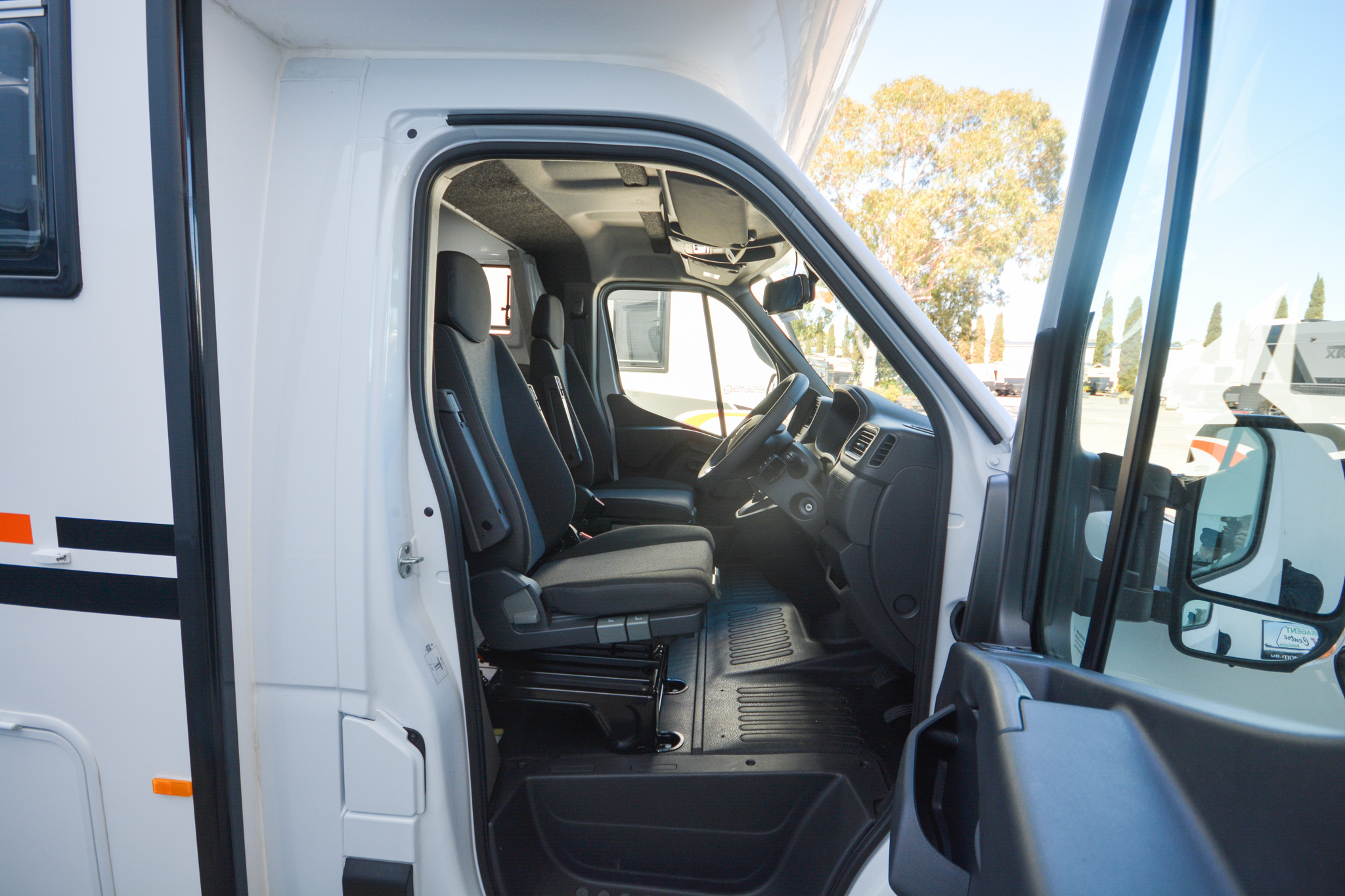 Carousel Popup Thumnails 14 - 2024 Windsor Daintree Renault 2 Berth