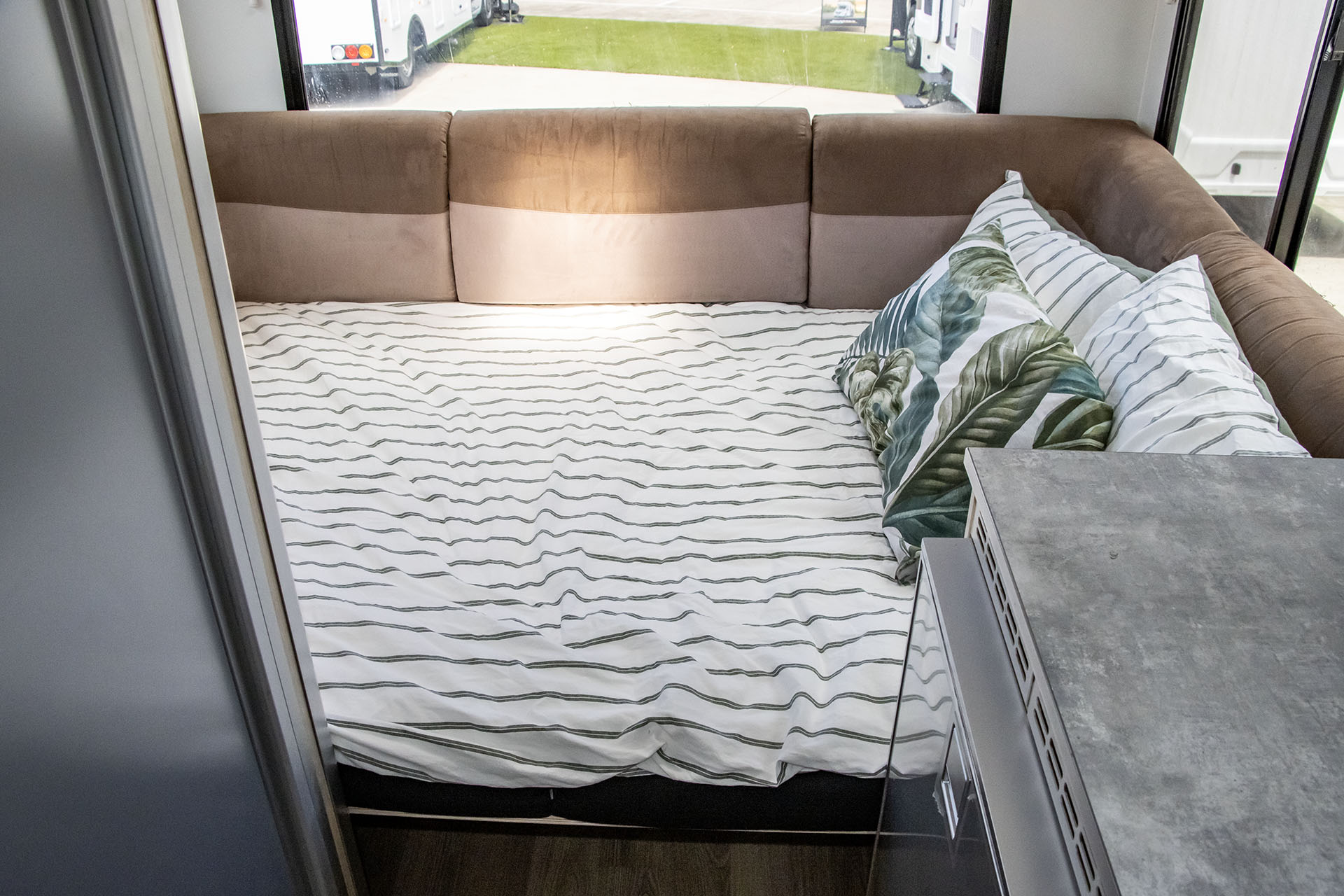 Carousel Popup Thumnails 32 - 2021 Windsor River Platinum M725 6 Berth