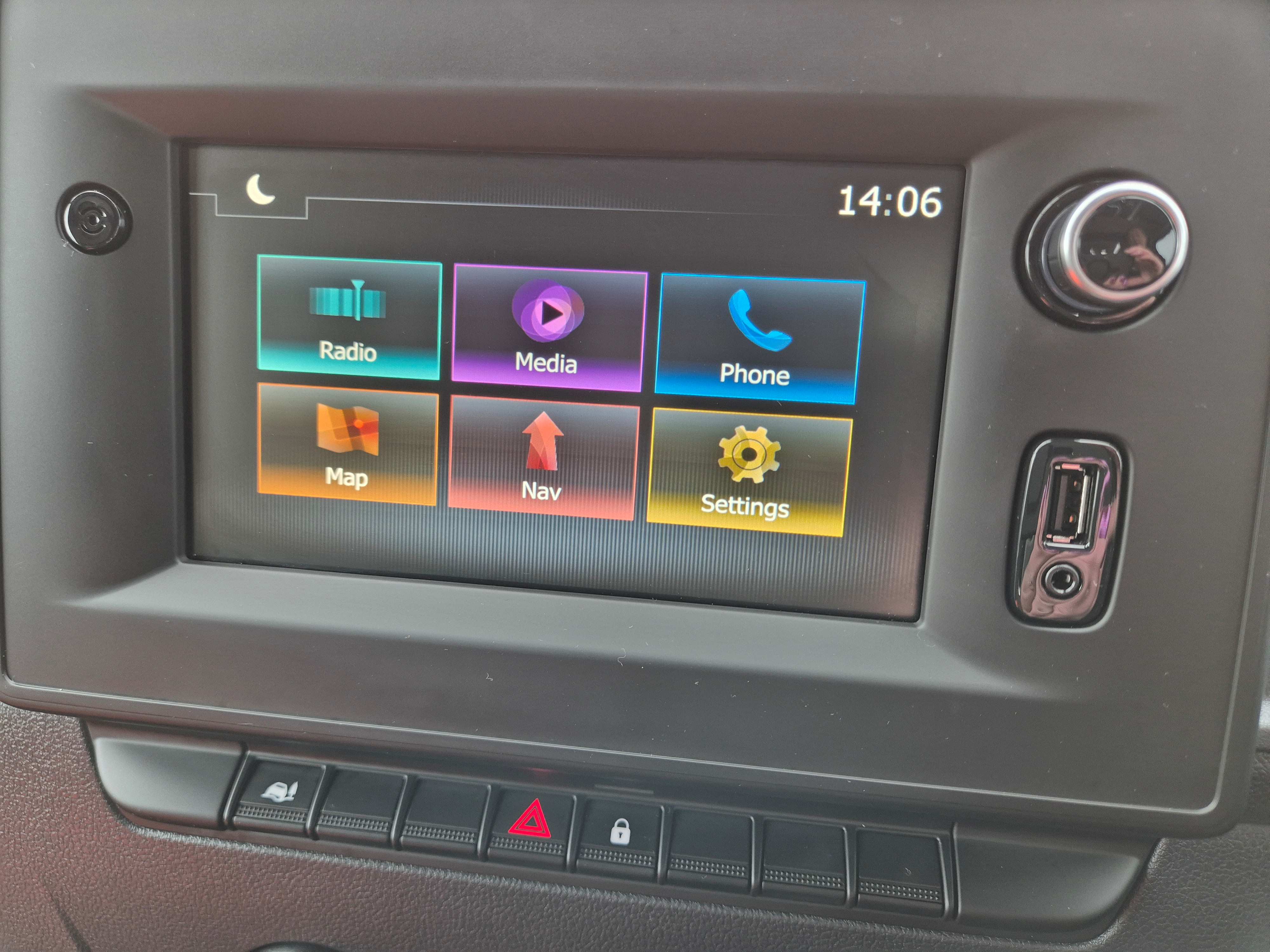 Carousel Popup Thumnails 24 - 2024 Windsor Daintree Renault 2 Berth