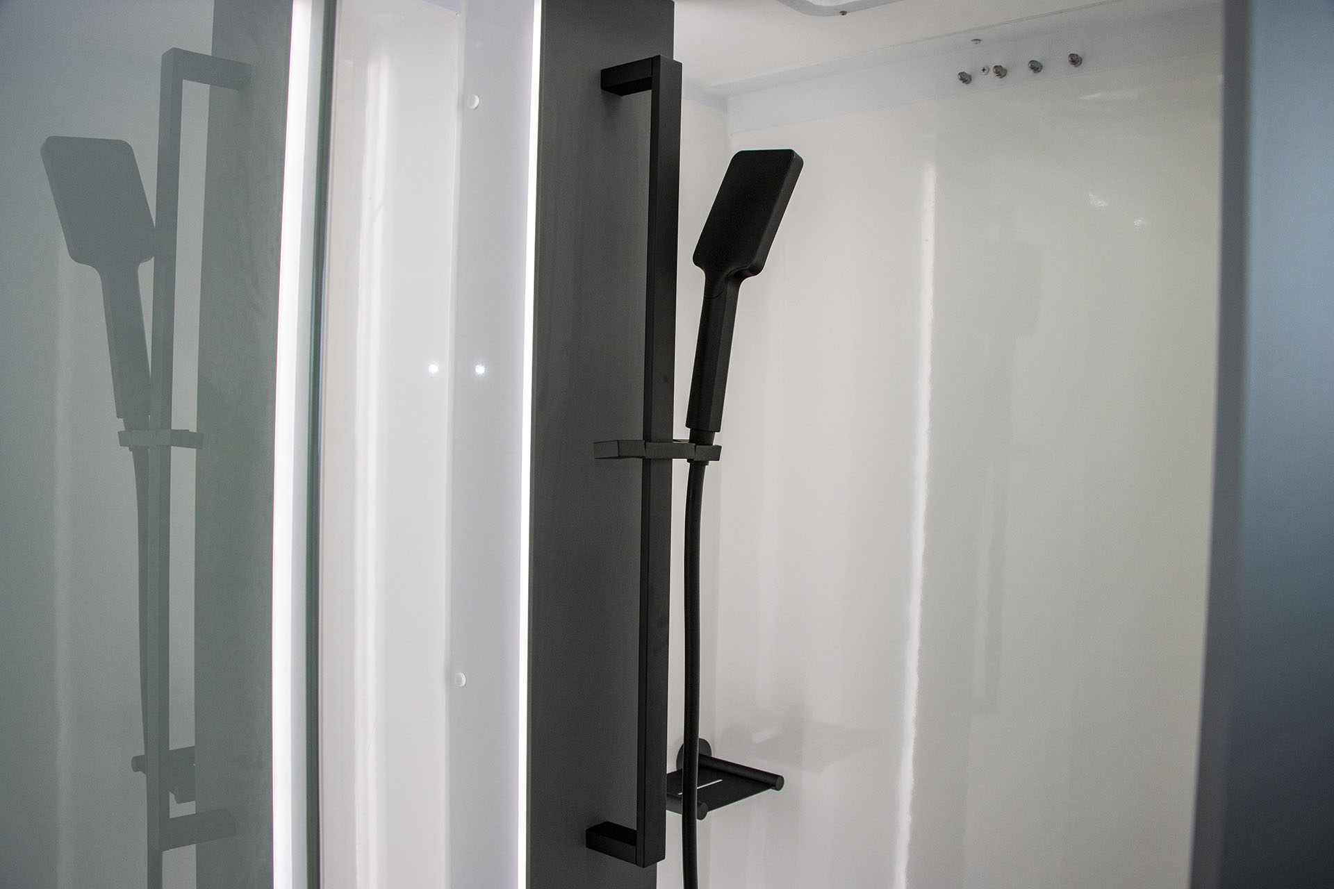 Carousel Popup Thumnails 16 - 2024 Windsor Daintree Renault 2 Berth
