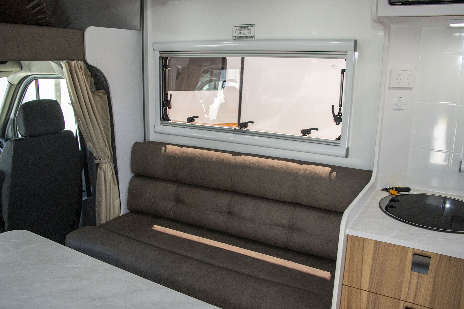 Carousel Popup Thumnails 10 - 2024 Windsor Daintree Renault 2 Berth
