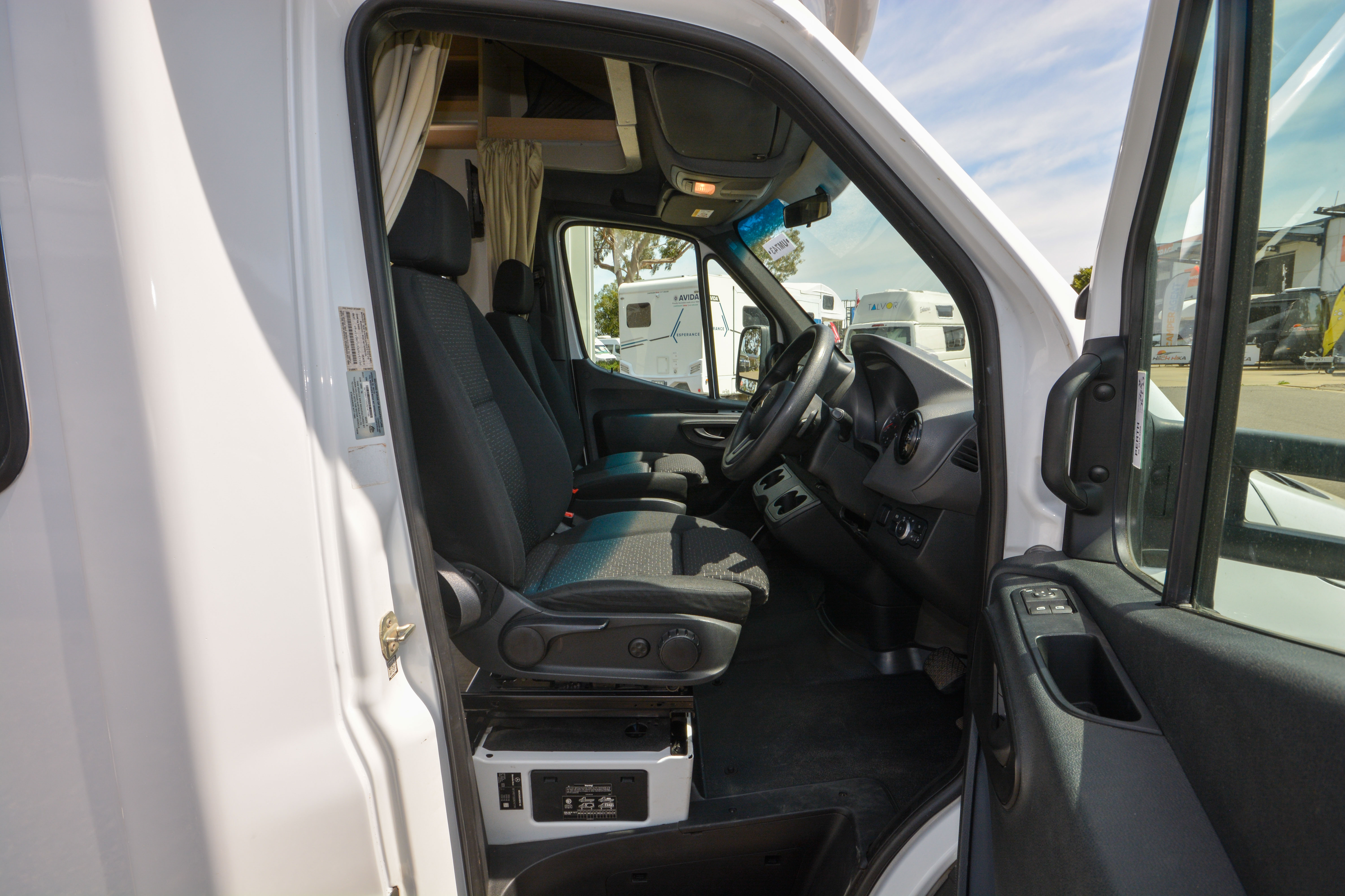 Carousel Popup Thumnails 17 - 2021 Kea Discovery M660 Mercedes 4 Berth