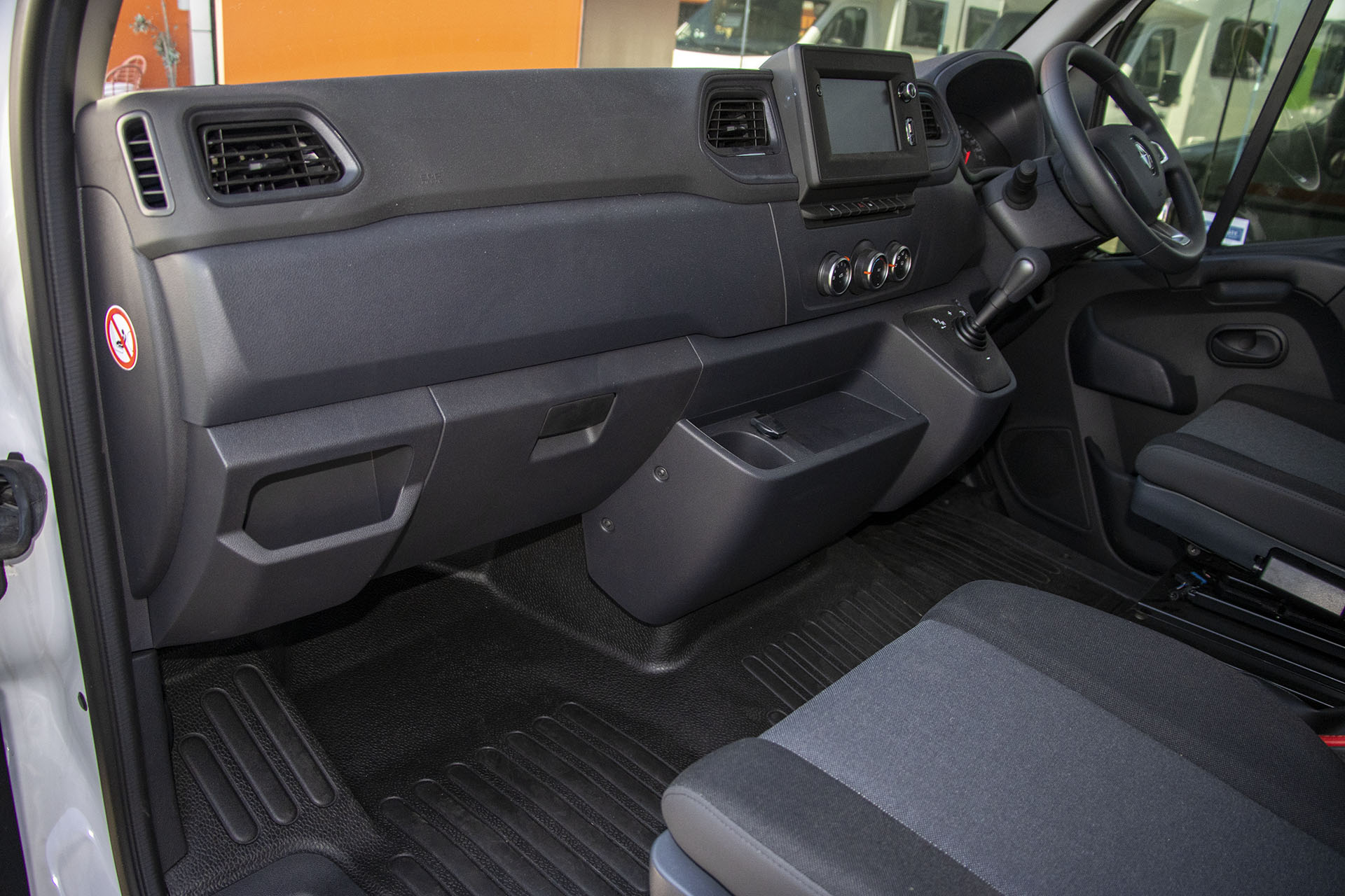 Carousel Popup Thumnails 5 - 2024 Windsor Daintree Renault 2 Berth
