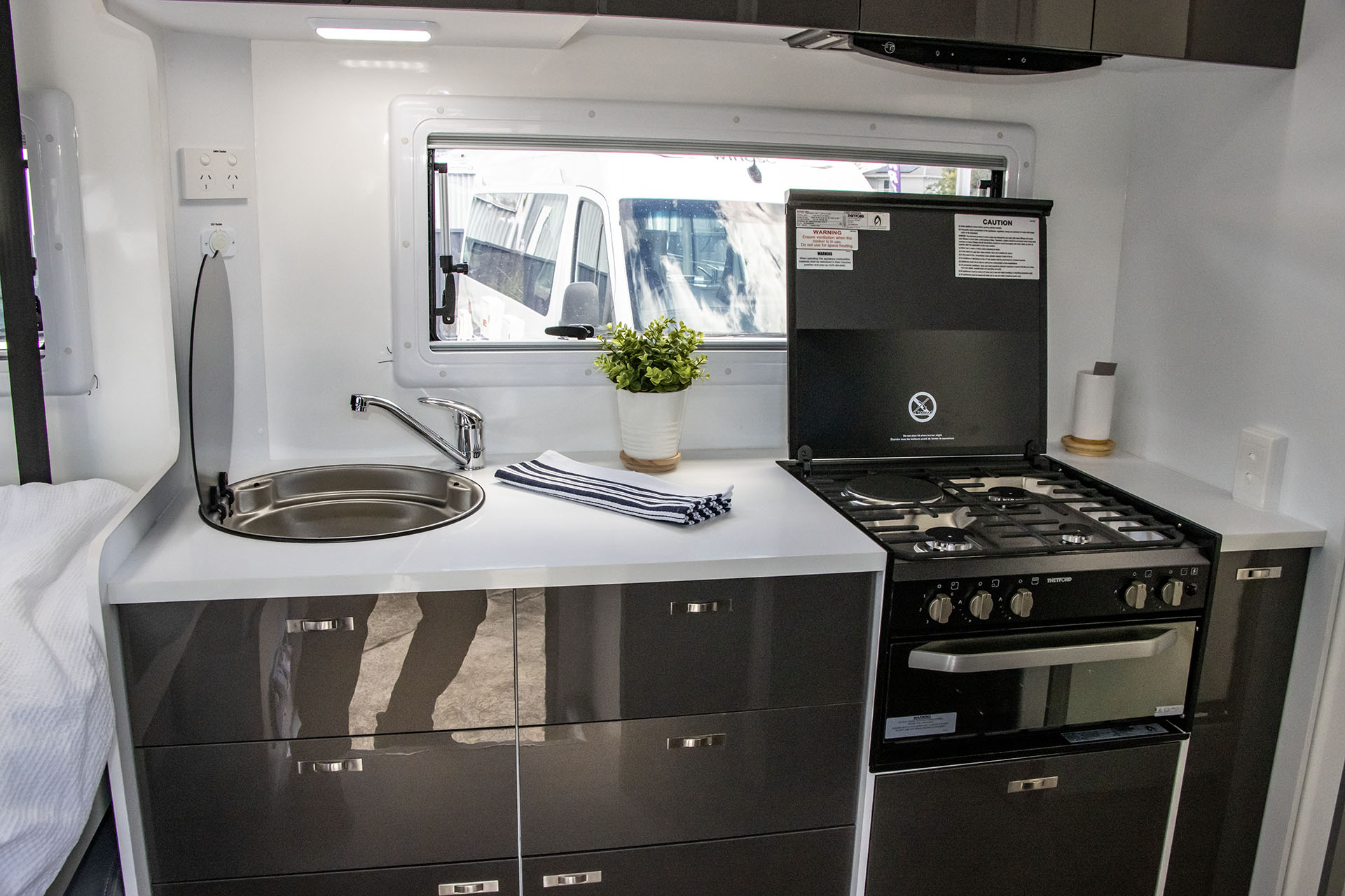 Carousel Popup Thumnails 25 - 2024 Windsor Daintree Renault 2 Berth