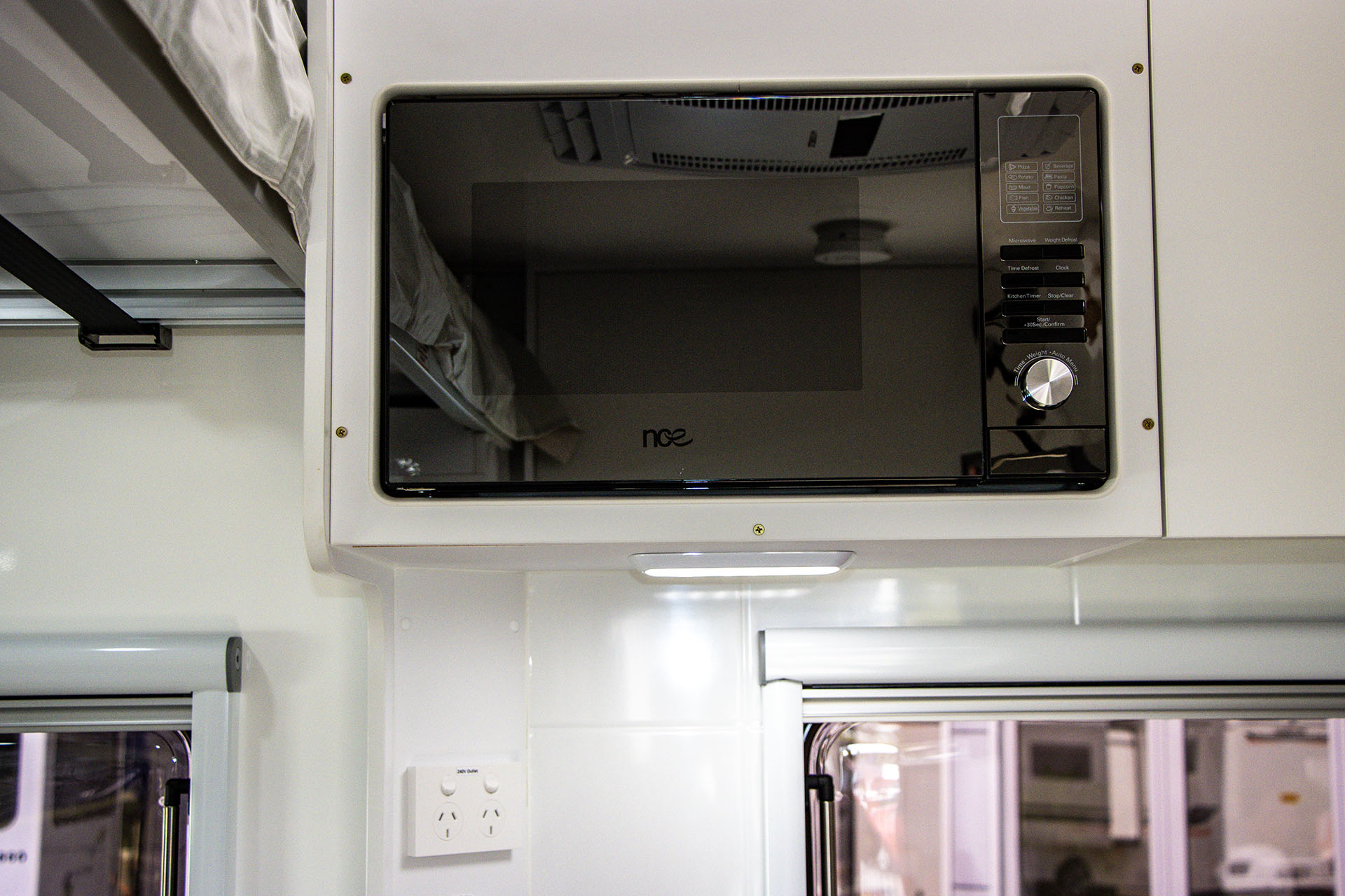 Carousel Popup Thumnails 25 - 2024 Windsor Daintree Renault 2 Berth