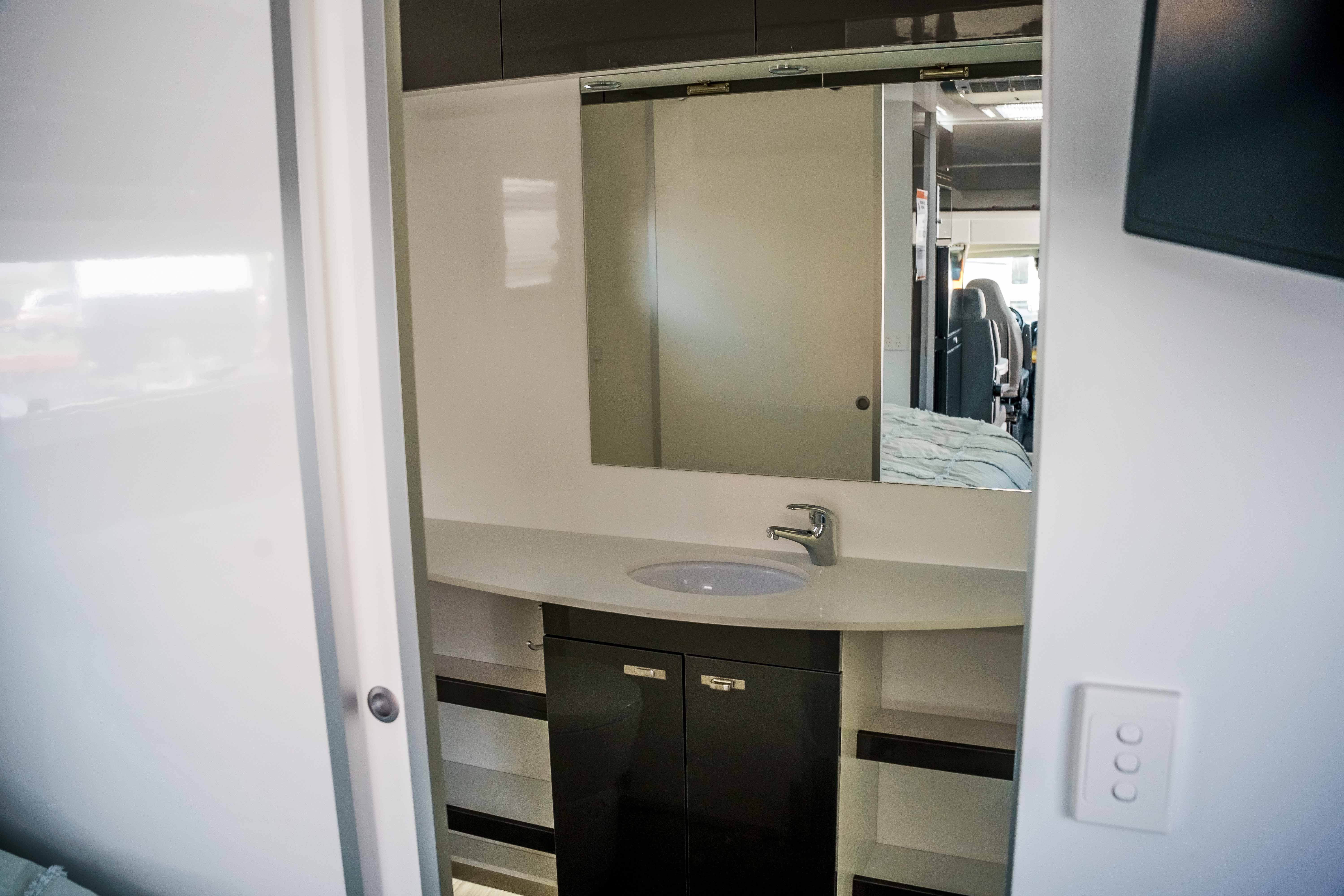 Carousel Popup Thumnails 19 - 2023 Windsor Simpson Fiat 4 Berth