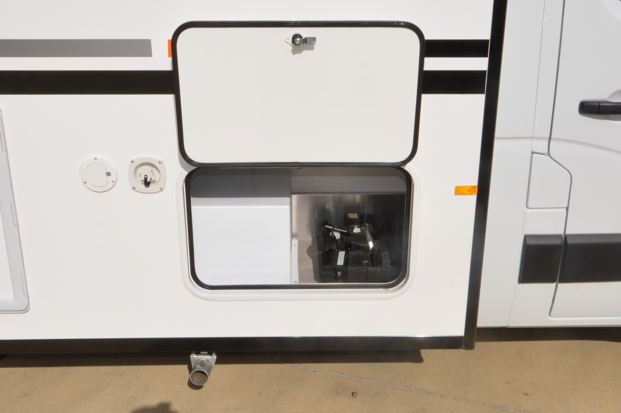 Carousel Popup Thumnails 11 - 2024 Windsor Daintree Renault 2 Berth