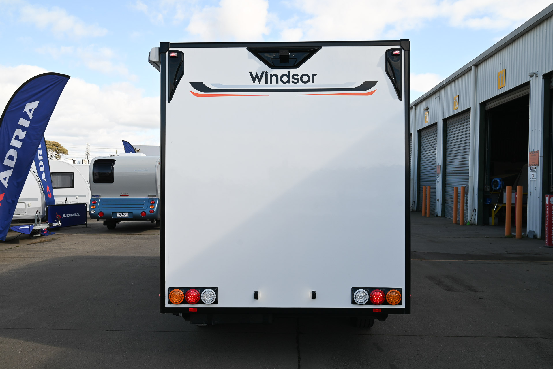 Carousel Popup Thumnails 7 - 2024 Windsor Daintree Renault 2 Berth