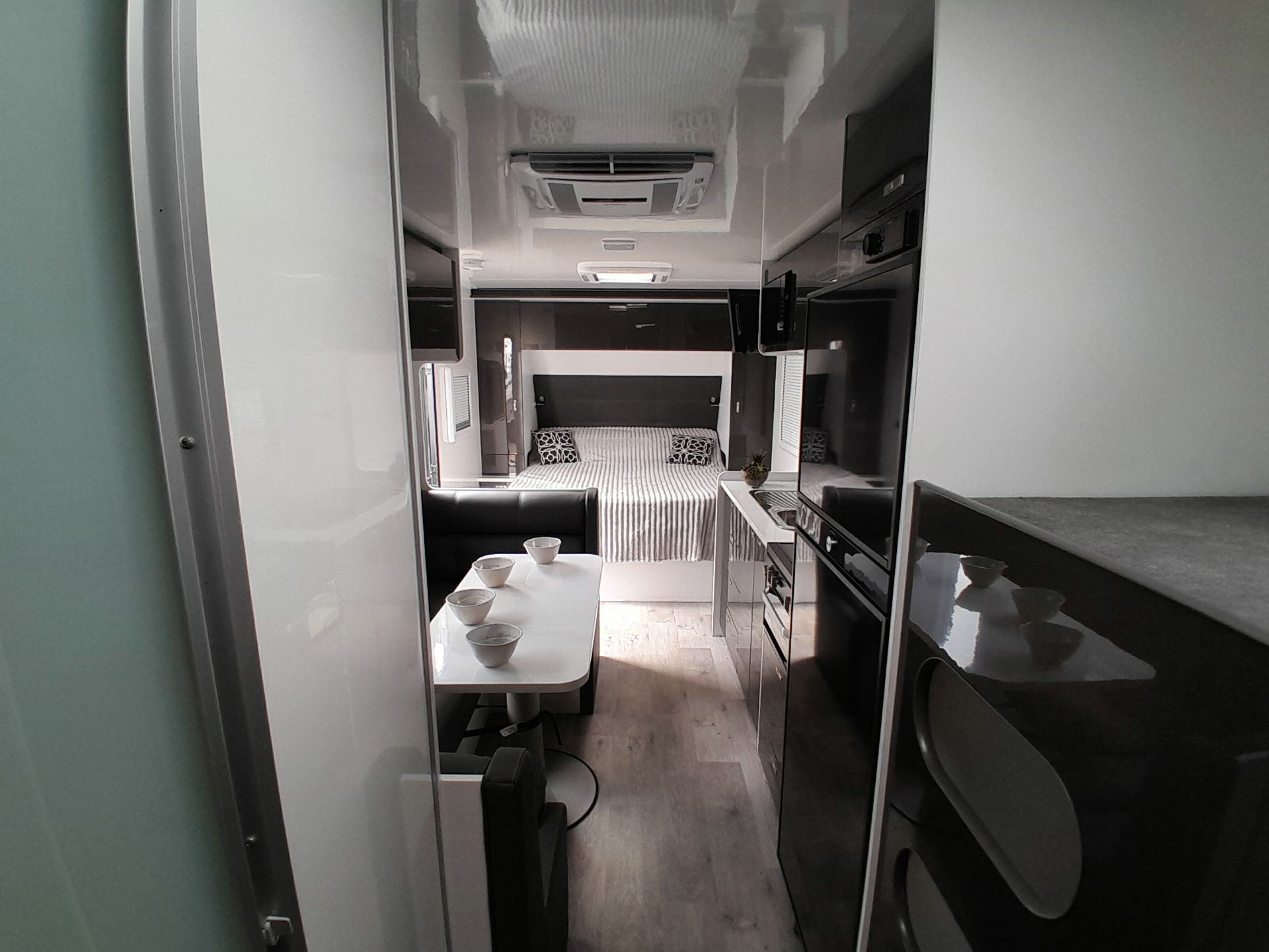 Carousel Popup Thumnails 4 - 2025 Windsor Genesis 220Md 22' 2 Bunk