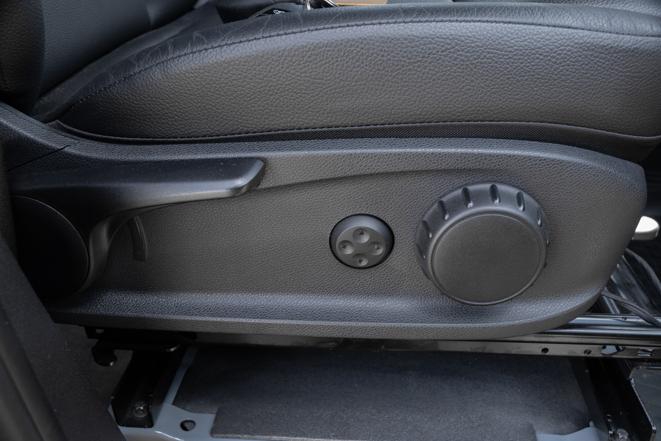 Carousel Popup Thumnails 26 - 2024 Mercedes-Benz Discovery M660 4 Berth