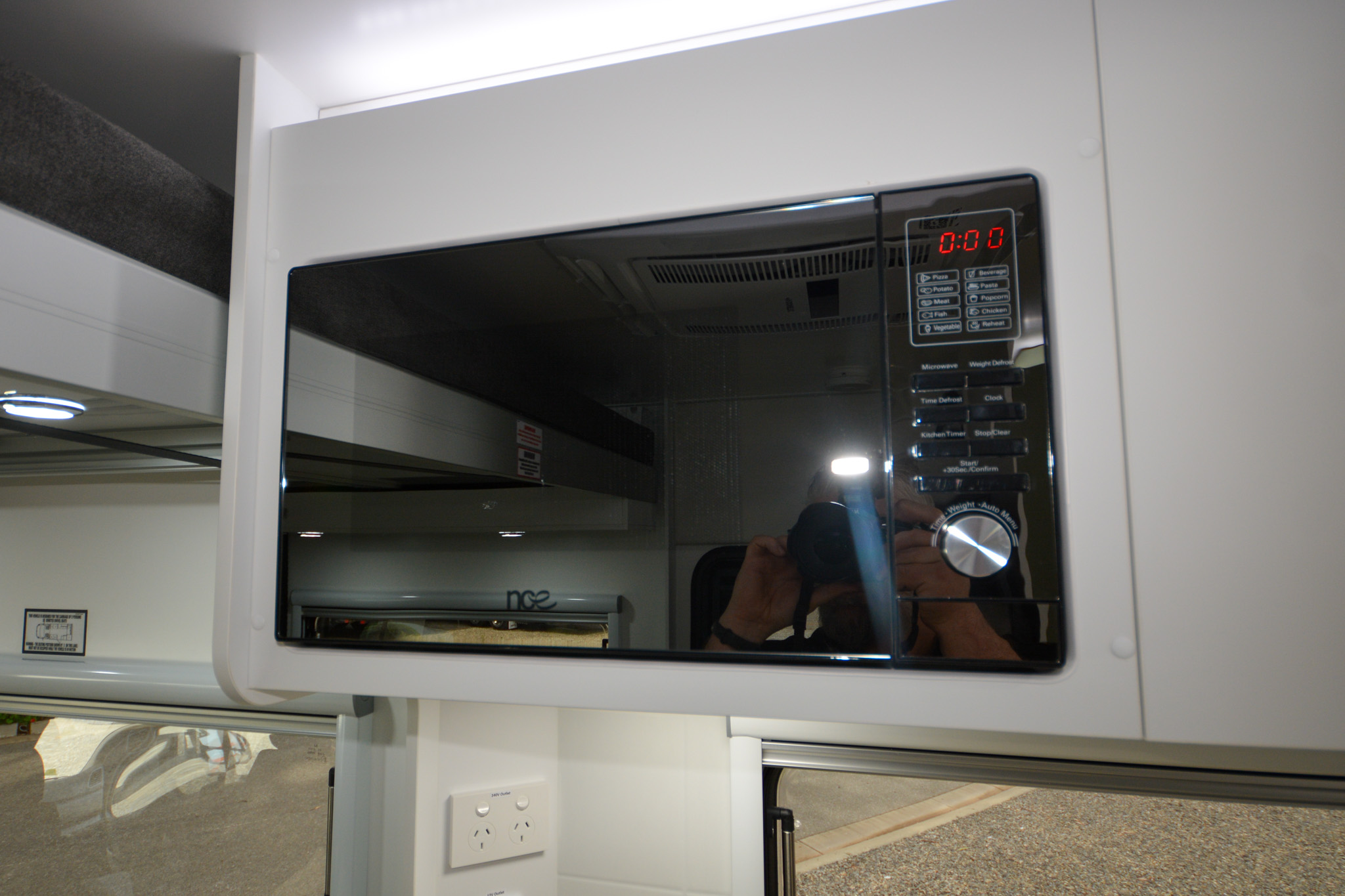 Carousel Popup Thumnails 29 - 2024 Windsor Daintree Renault 2 Berth