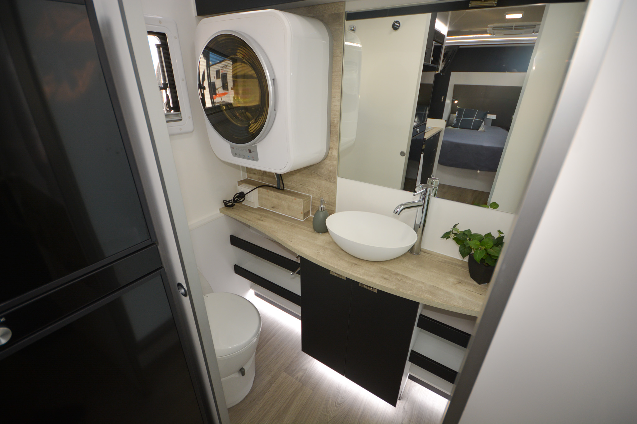 Carousel Popup Thumnails 33 - 2025 Windsor Genesis 176RD
