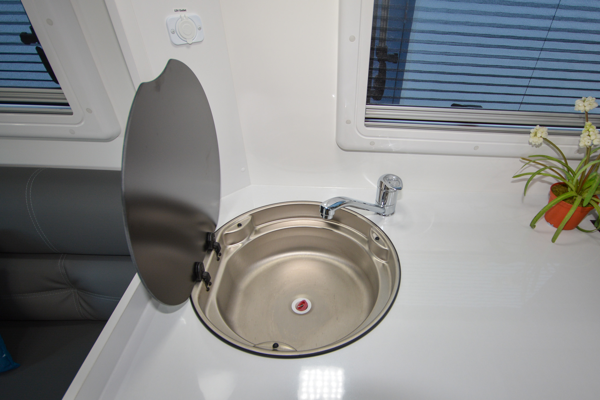 Carousel Popup Thumnails 31 - 2024 Windsor Daintree Renault 2 Berth