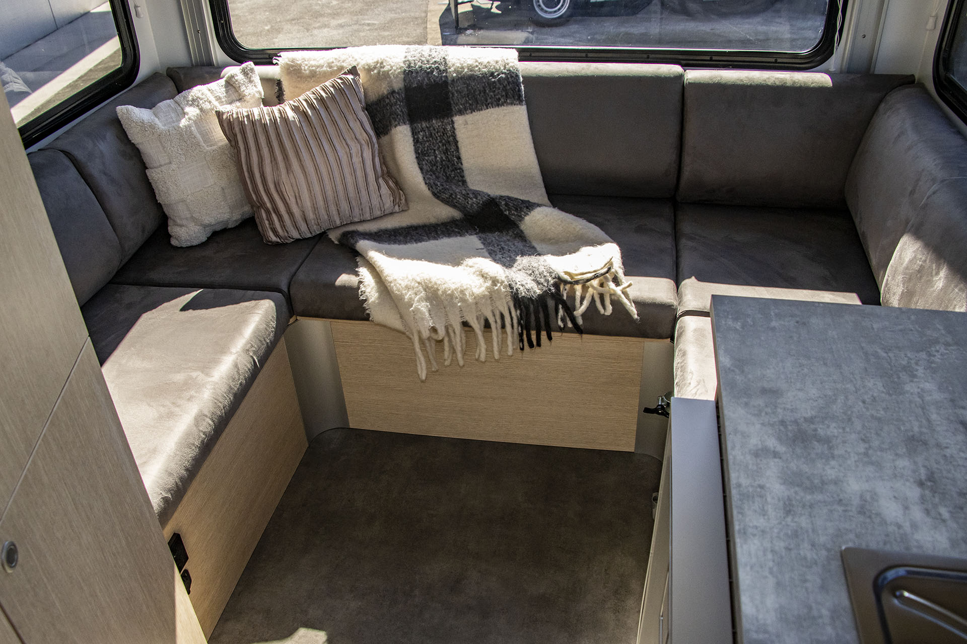Carousel Popup Thumnails 29 - 2024 Kea Discovery M660 Mercedes 4 Berth