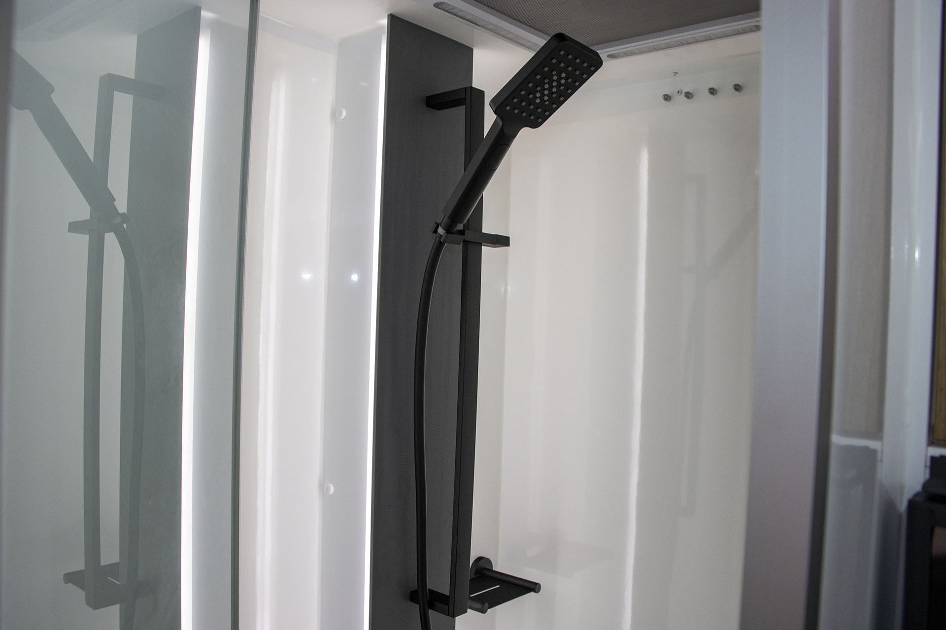 Carousel Popup Thumnails 15 - 2024 Windsor Daintree Renault 2 Berth