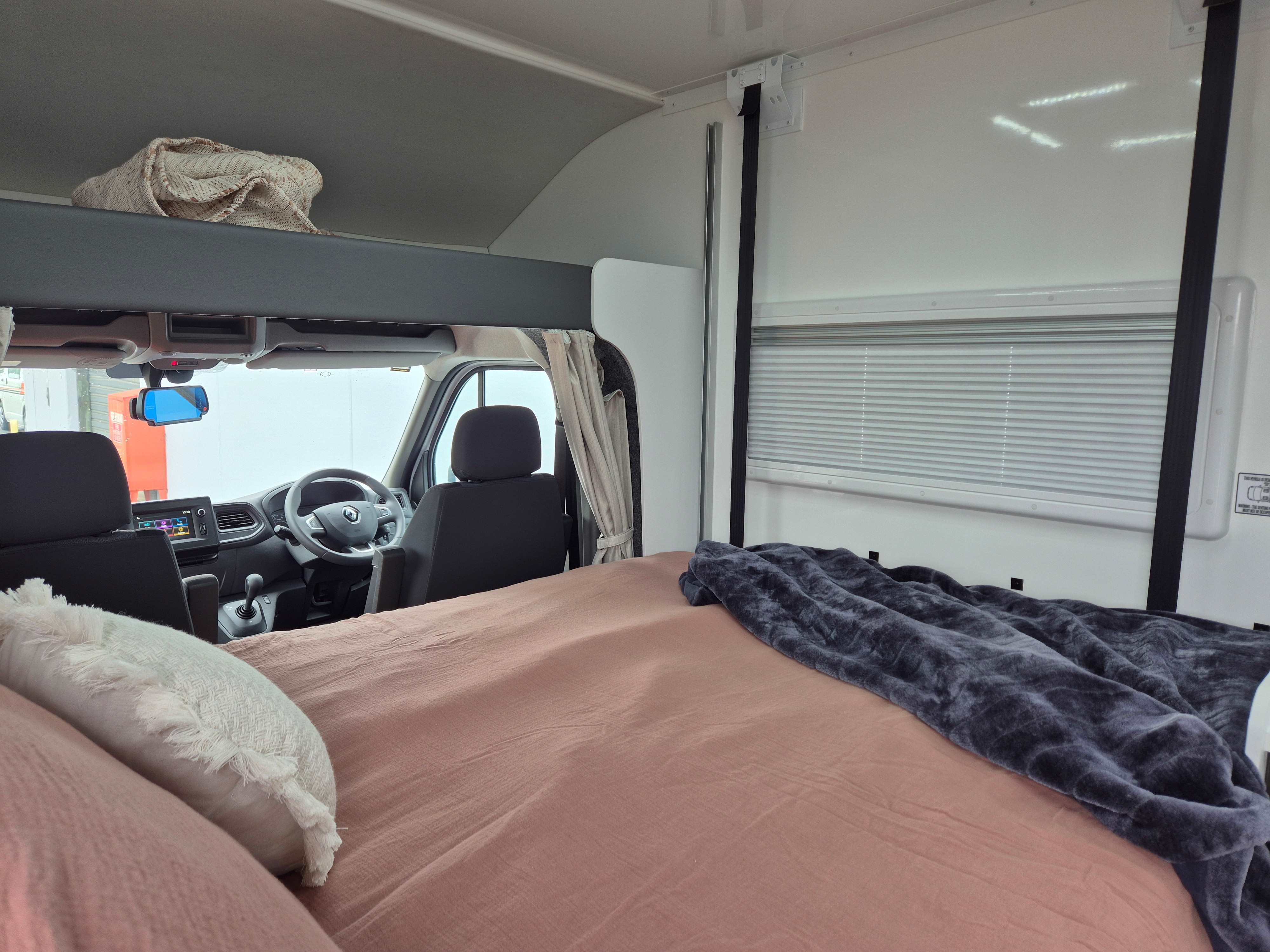 Carousel Popup Thumnails 8 - 2024 Windsor Daintree Renault 2 Berth