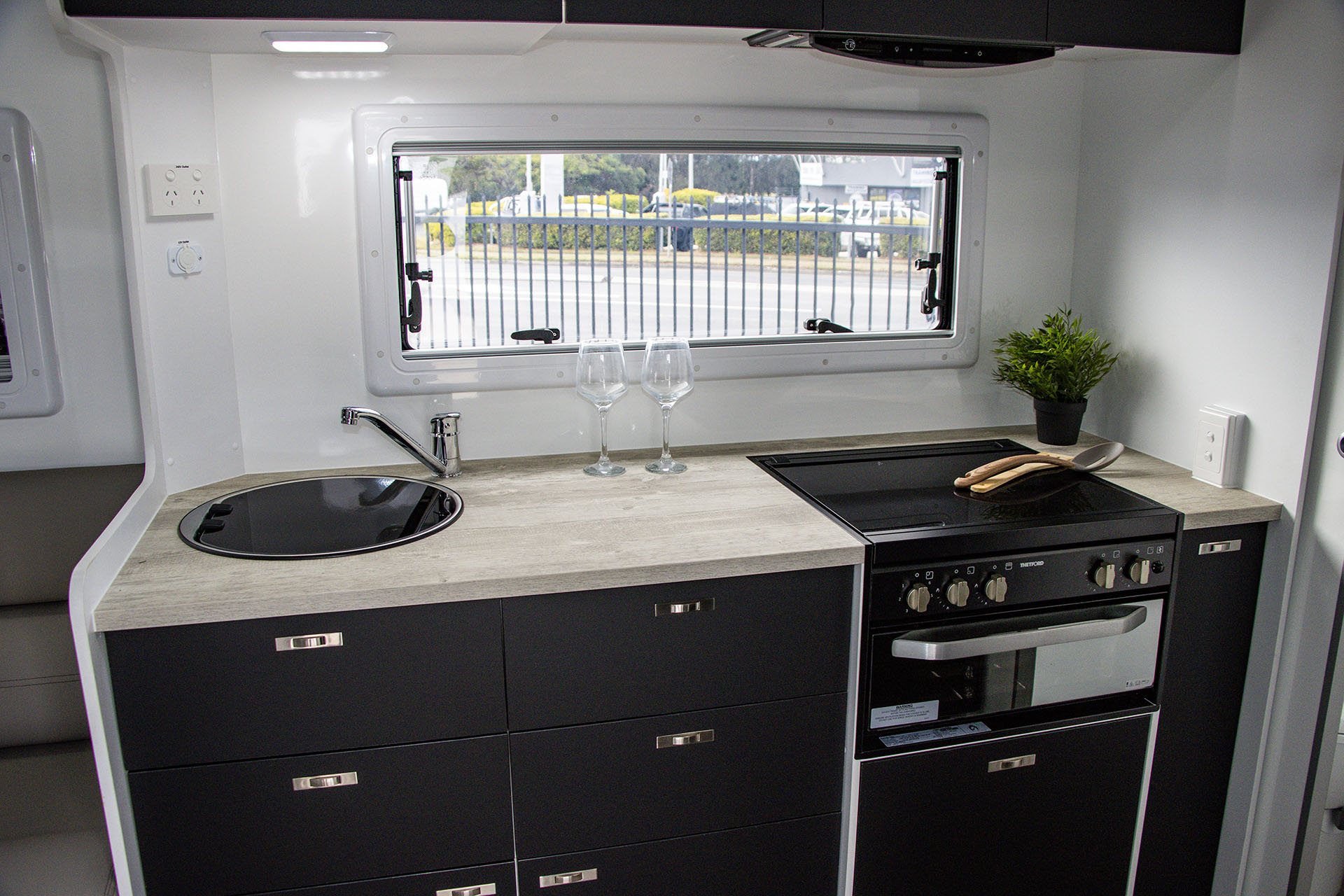 Carousel Popup Thumnails 16 - 2024 Windsor Daintree Renault 2 Berth