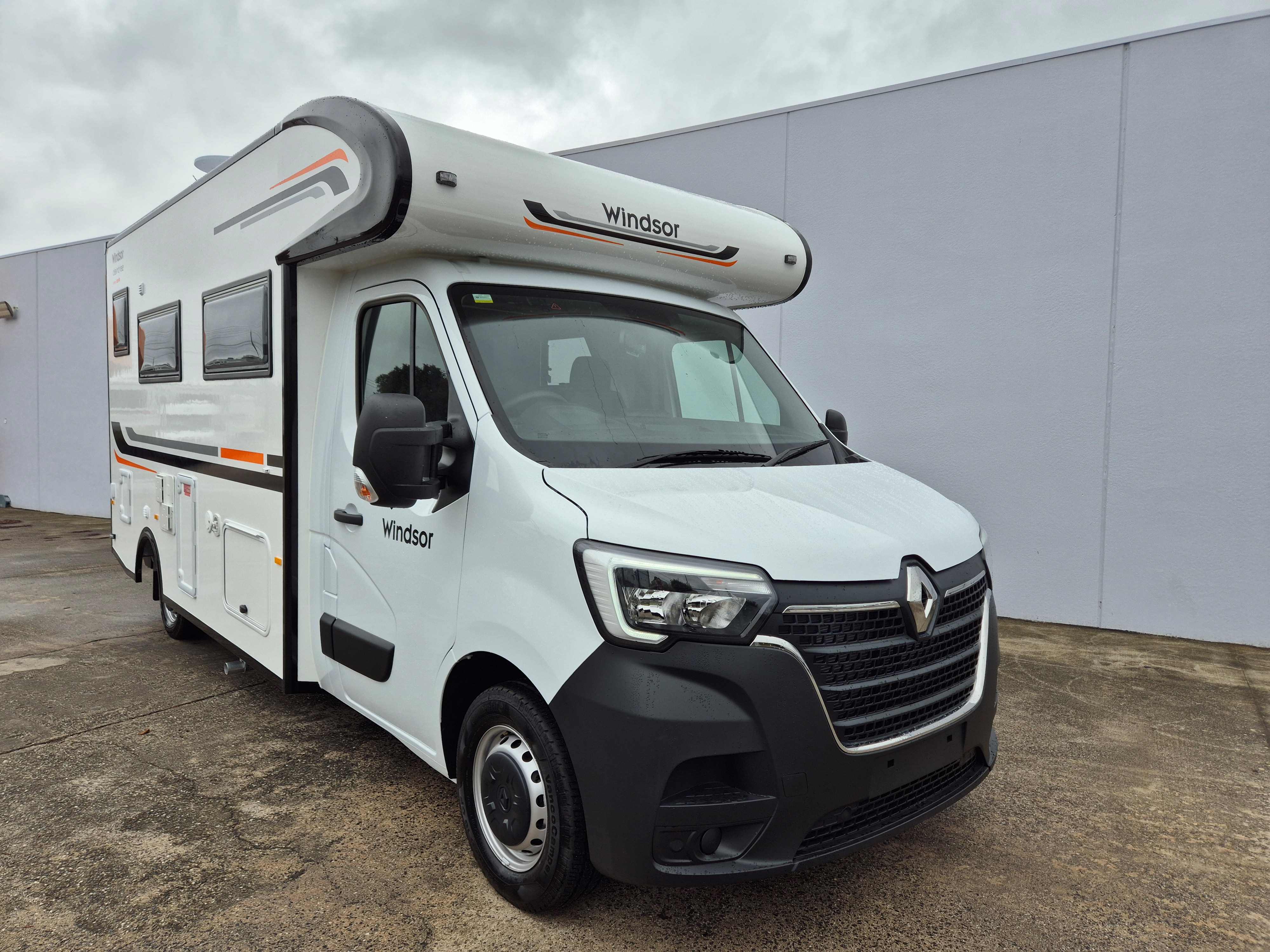 Carousel Popup Main - 2024 Windsor Daintree Renault 2 Berth