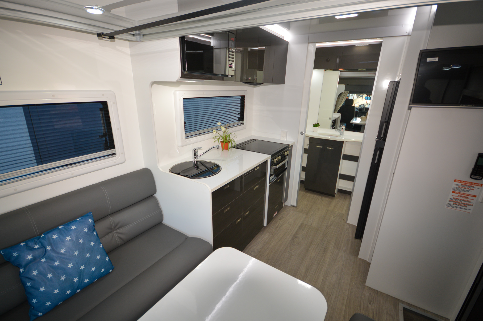 Carousel Popup Thumnails 17 - 2024 Windsor Daintree Renault 2 Berth