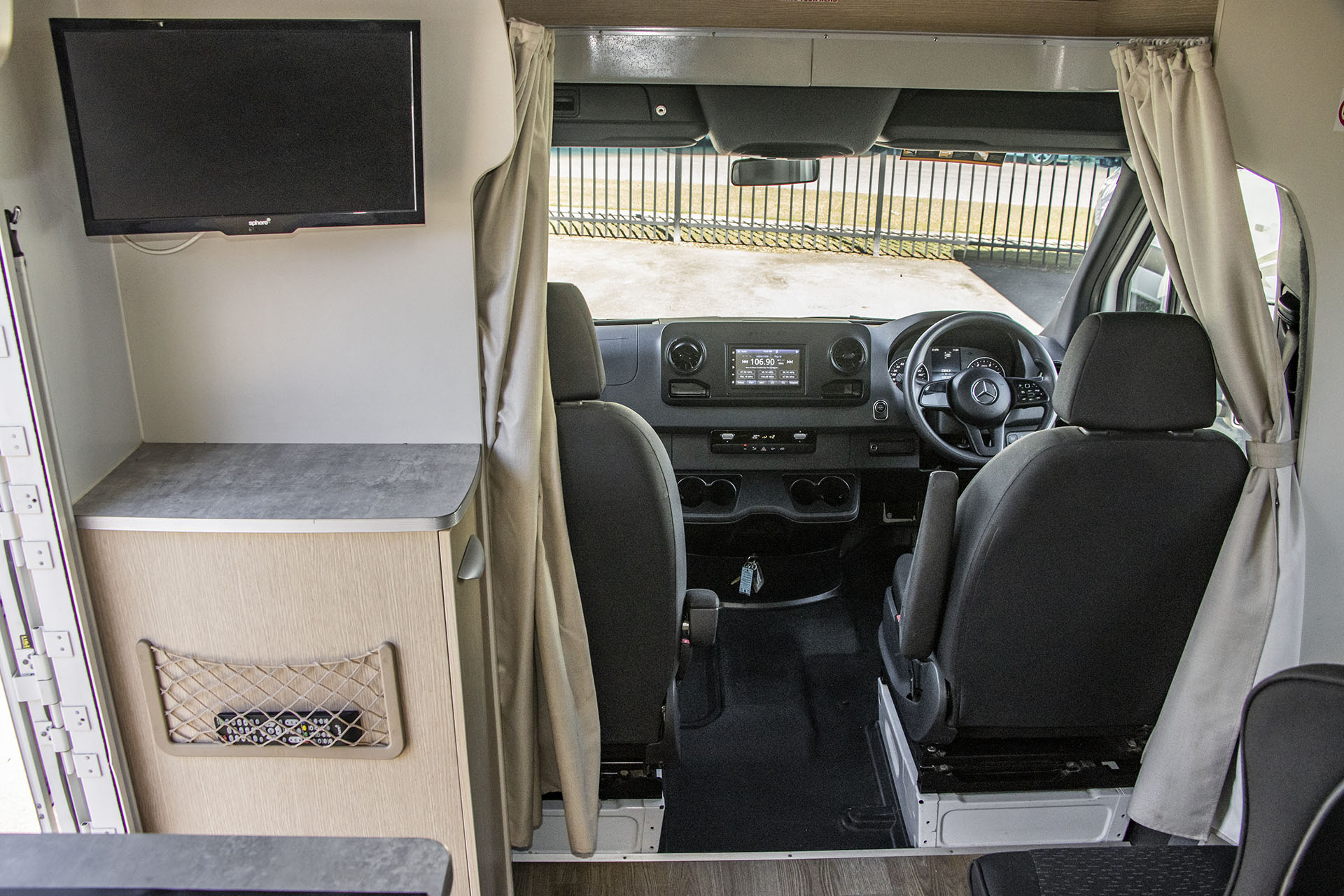 Carousel Popup Thumnails 17 - 2021 Windsor Cascade M670 Mercedes 4 Berth