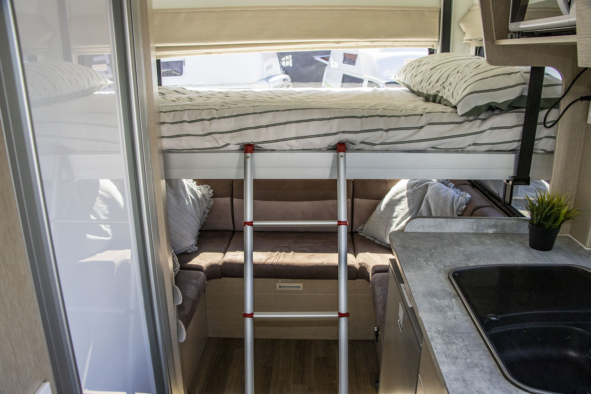 Carousel Popup Thumnails 23 - 2021 Windsor Cascade M670 Mercedes 4 Berth