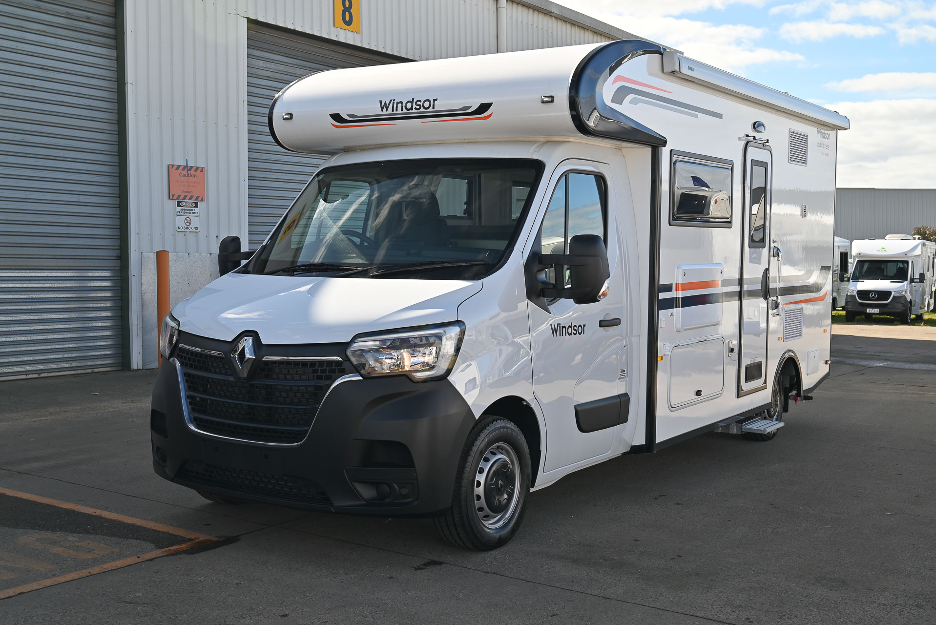 Carousel Popup Main - 2024 Windsor Daintree Renault 2 Berth