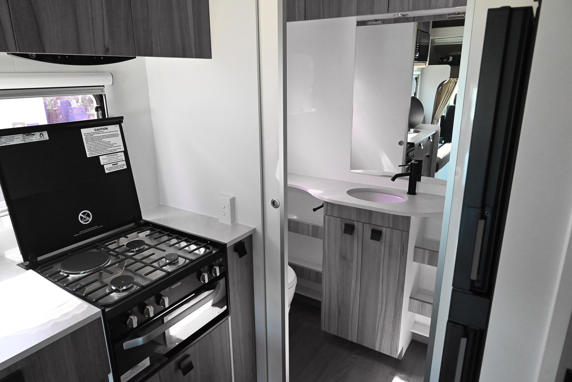 Carousel Popup Thumnails 25 - 2024 Windsor Daintree Renault 2 Berth