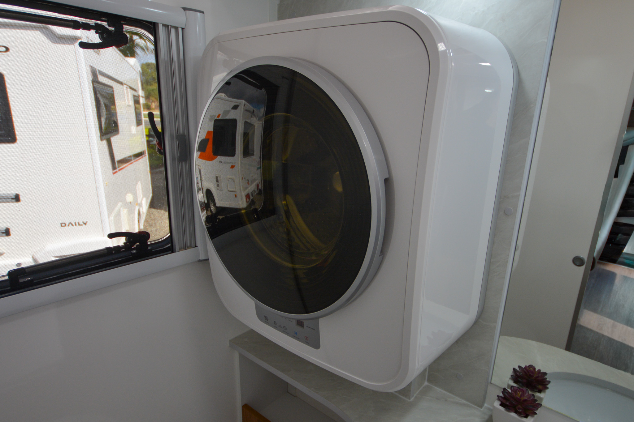 Carousel Popup Thumnails 40 - 2024 Windsor Daintree Renault 2 Berth