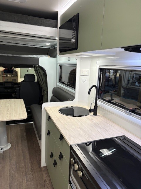 Carousel Popup Thumnails 20 - 2024 Windsor Daintree Renault 2 Berth