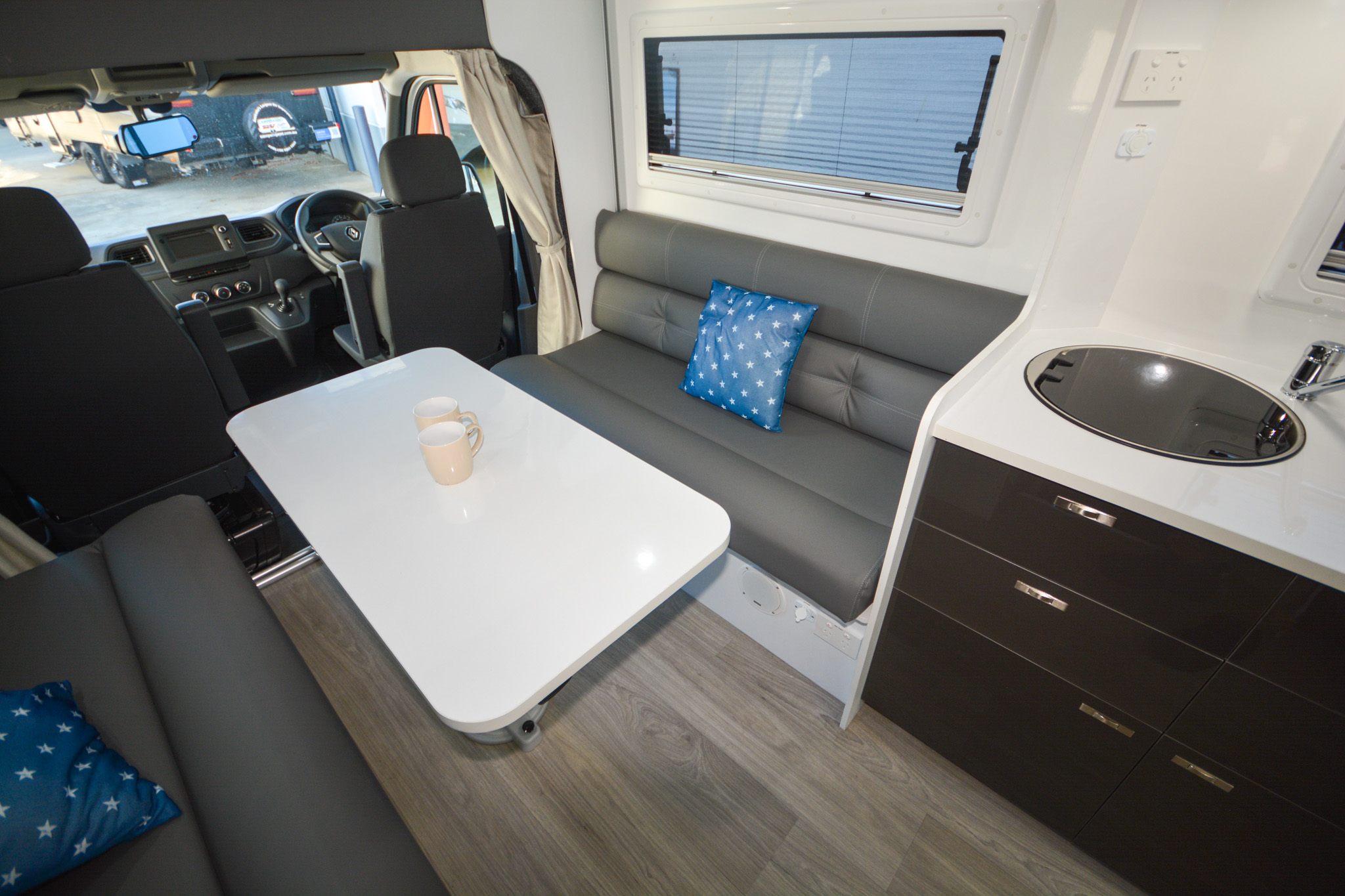 Carousel Popup Thumnails 20 - 2024 Windsor Daintree Renault 2 Berth