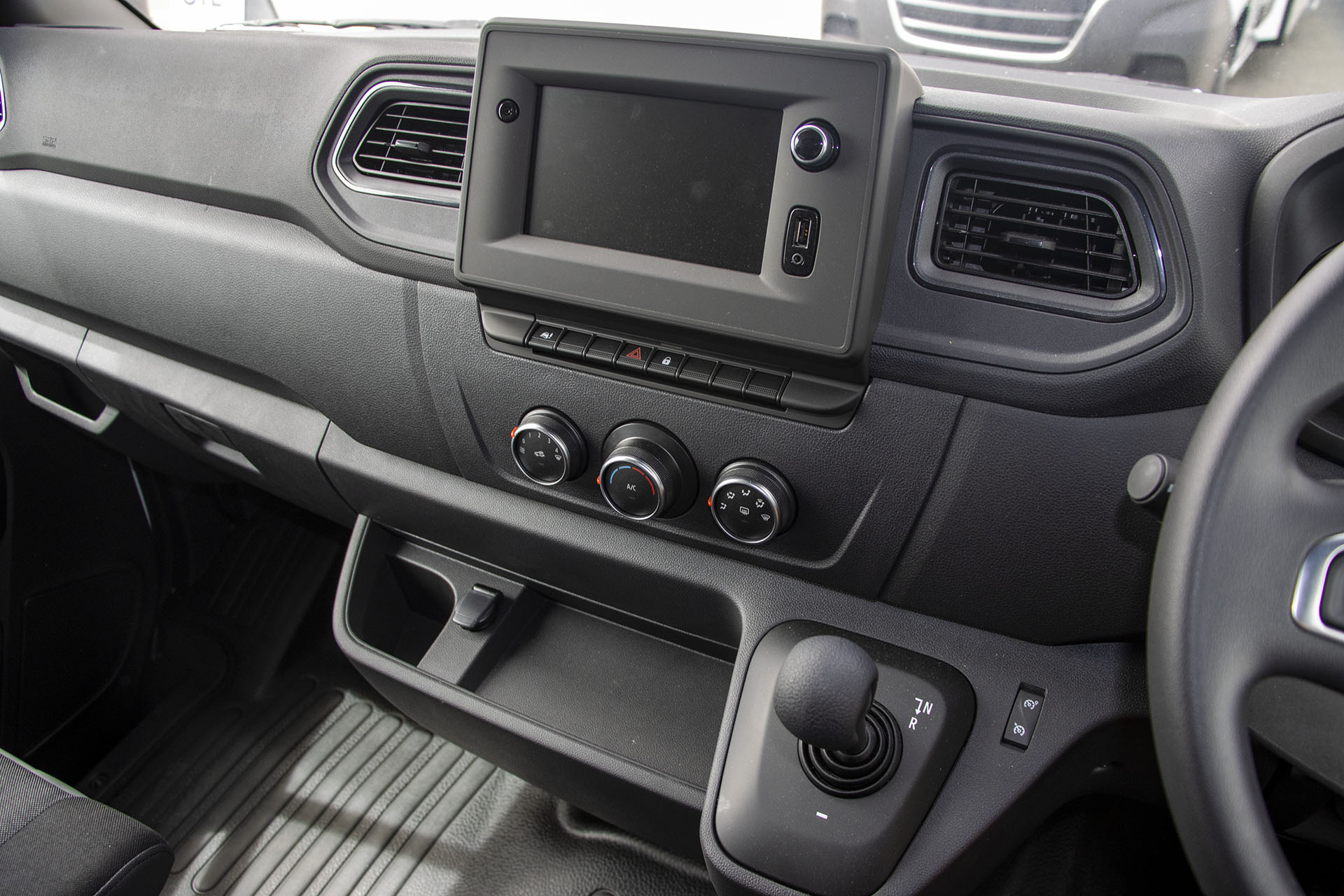Carousel Popup Thumnails 2 - 2024 Windsor Daintree Renault 2 Berth