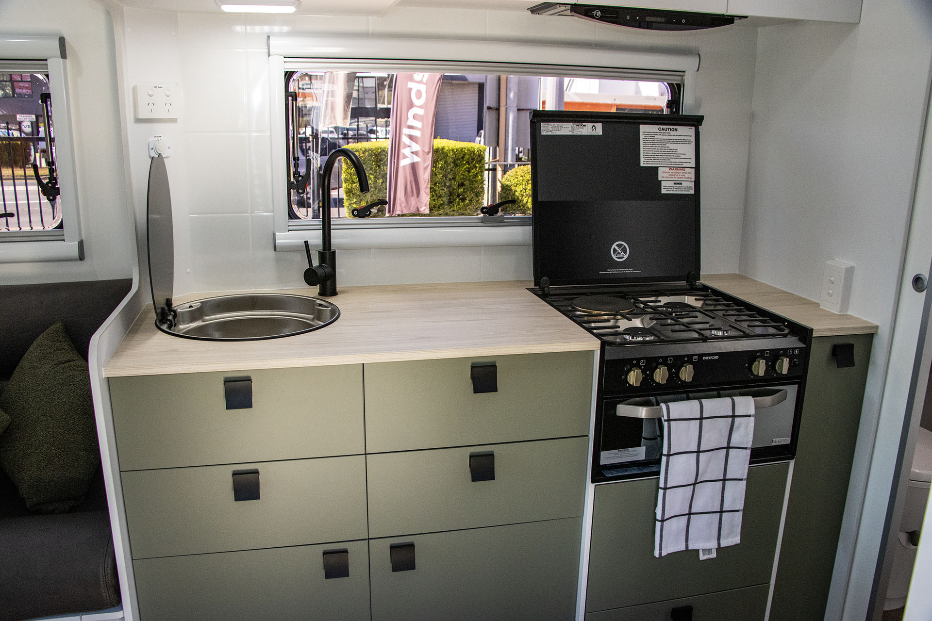 Carousel Popup Thumnails 22 - 2024 Windsor Daintree Renault 2 Berth