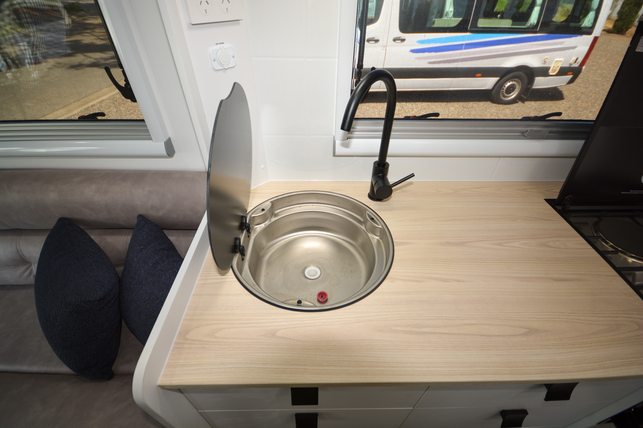 Carousel Popup Thumnails 31 - 2024 Windsor Daintree Renault 2 Berth