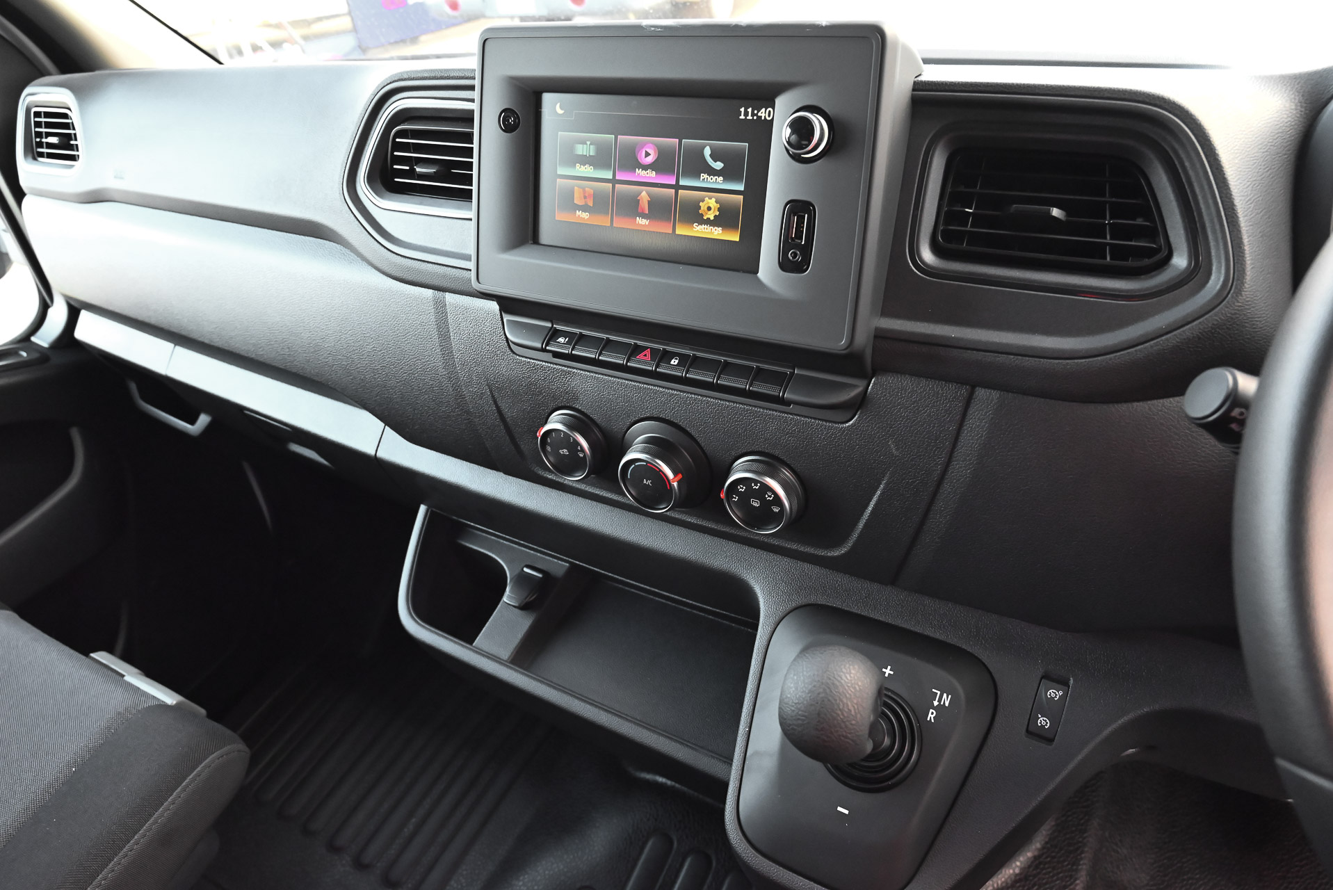 Carousel Popup Thumnails 14 - 2024 Windsor Daintree Renault 2 Berth