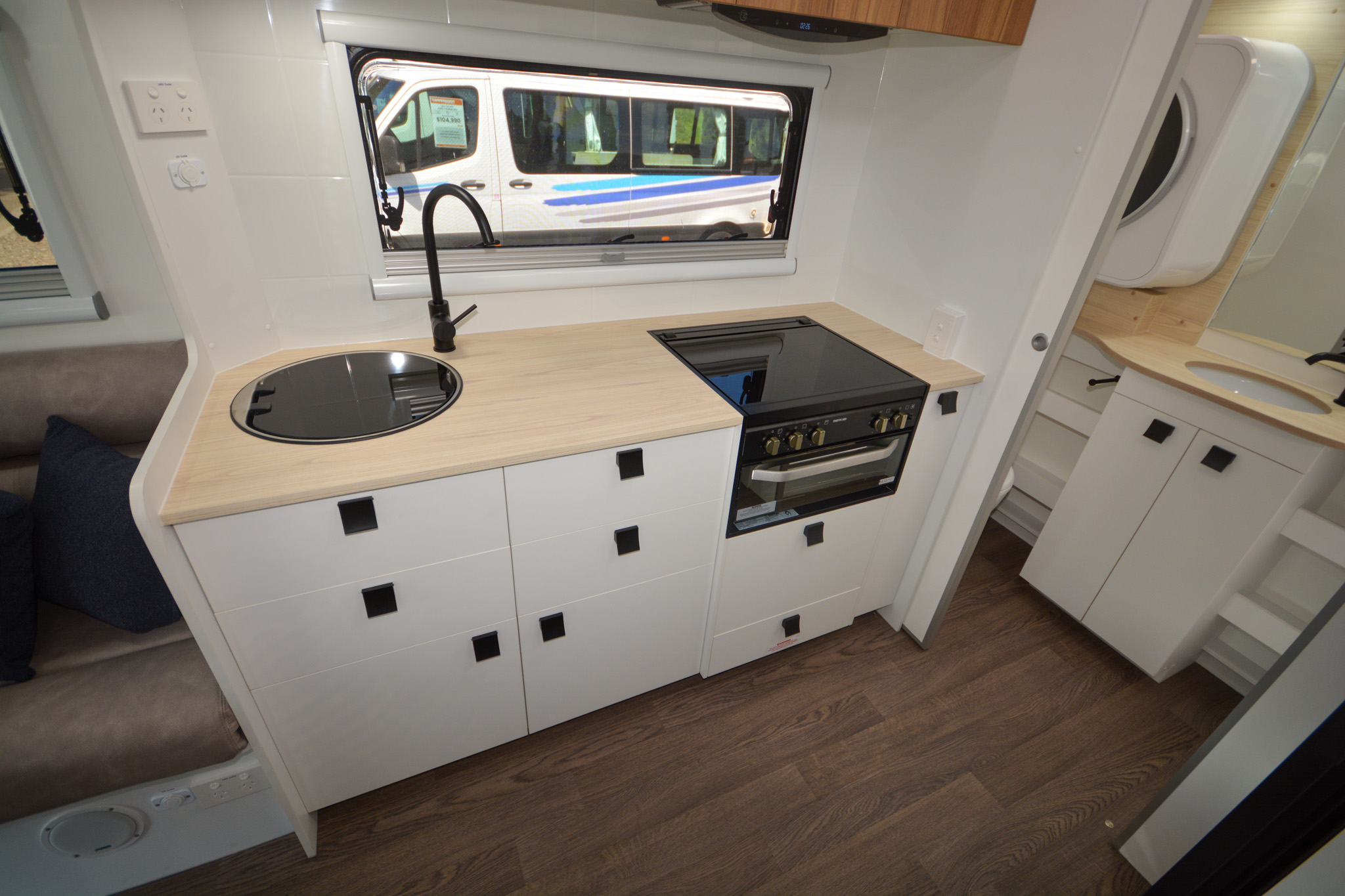 Carousel Popup Thumnails 29 - 2024 Windsor Daintree Renault 2 Berth