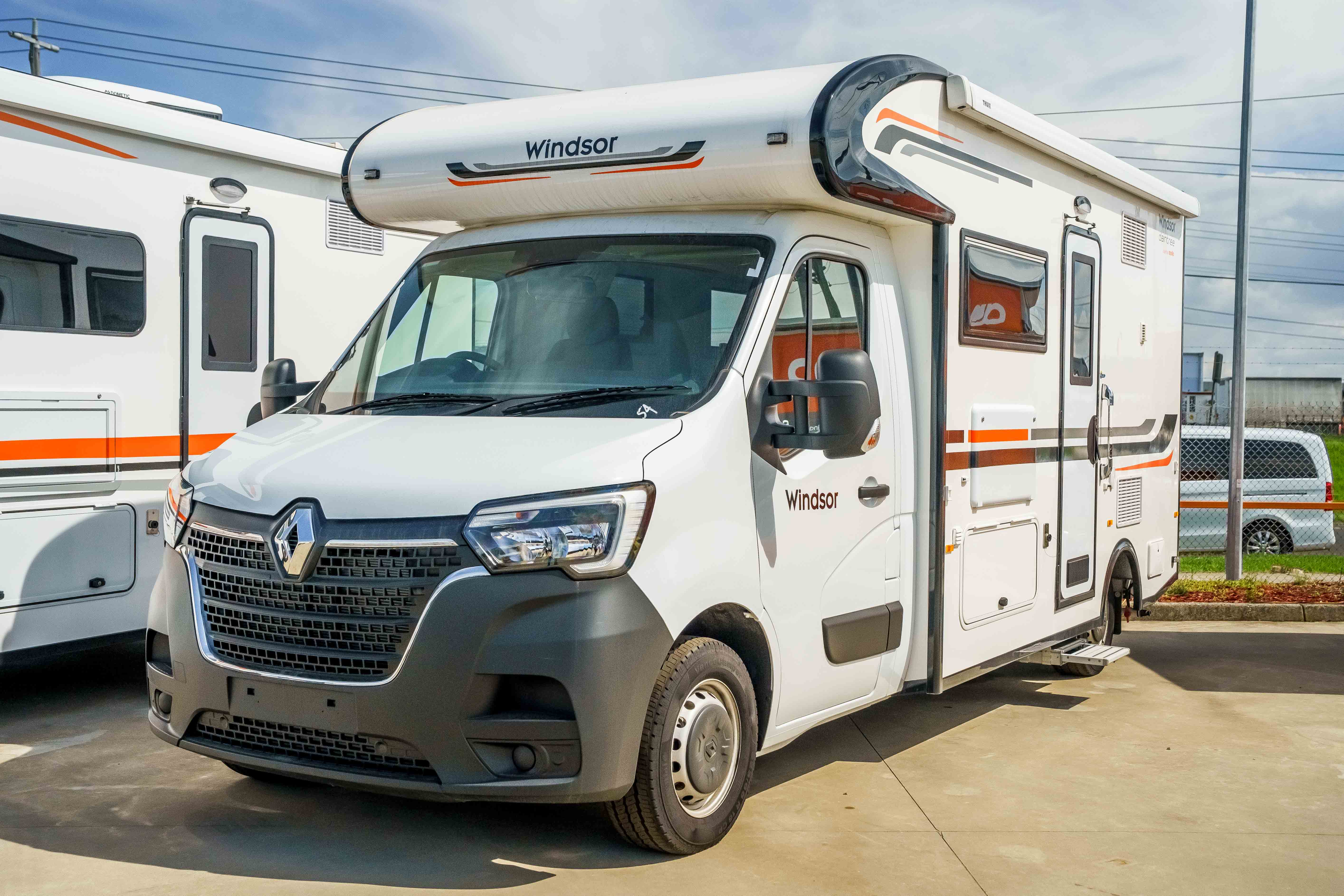 Carousel Popup Main - 2024 Windsor Daintree Renault 2 Berth