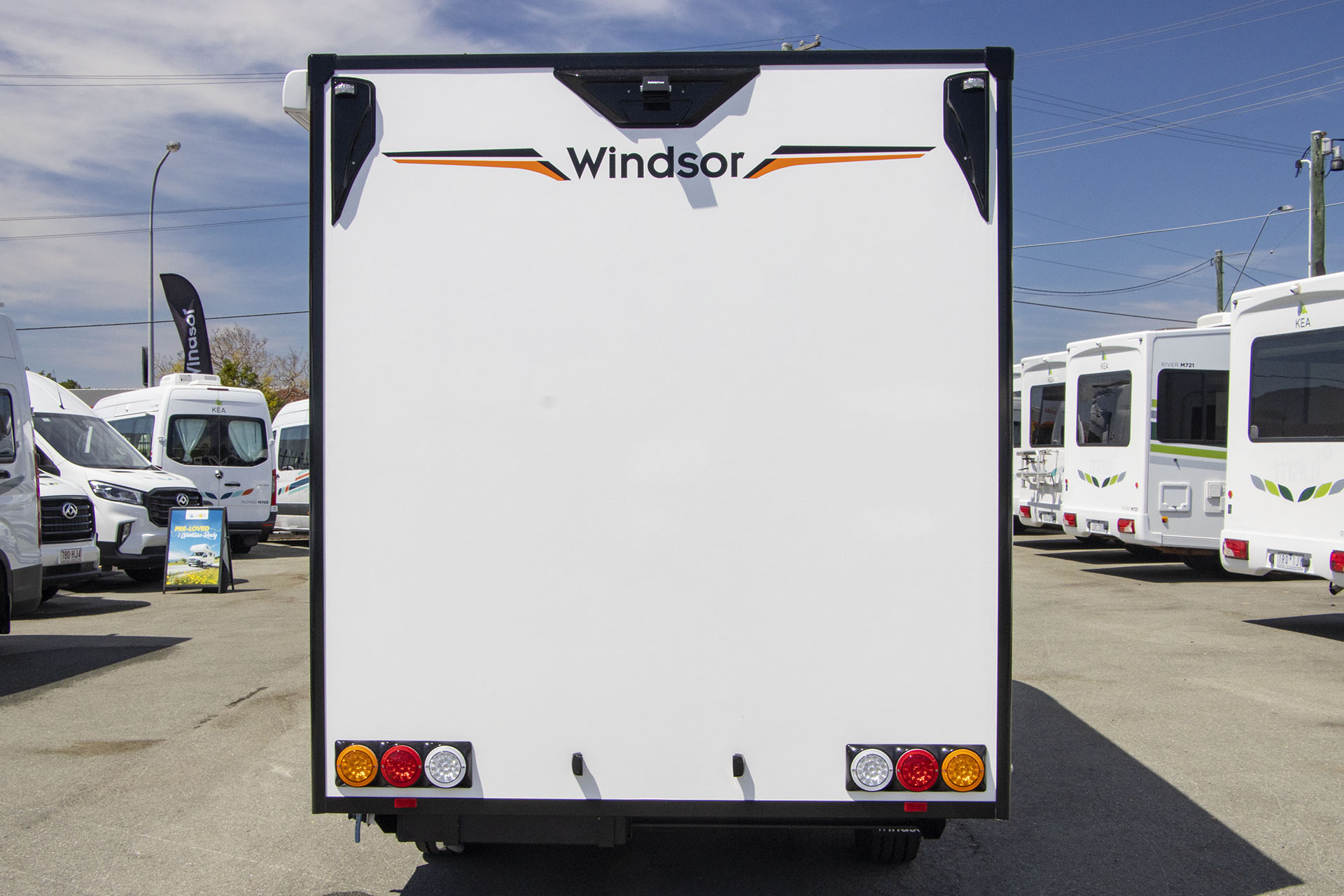 Carousel Popup Thumnails 5 - 2024 Windsor Daintree Renault 2 Berth