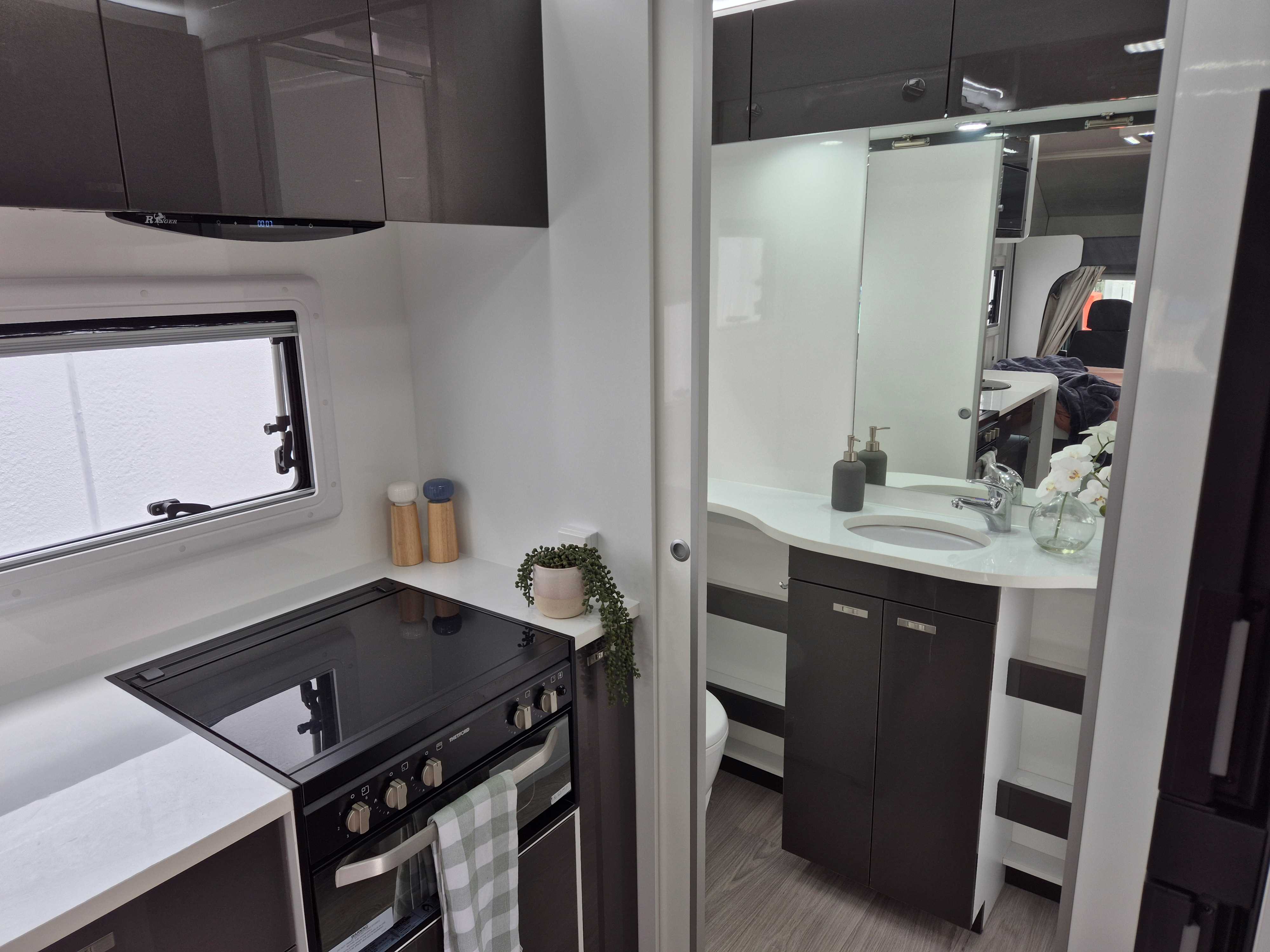 Carousel Popup Thumnails 17 - 2024 Windsor Daintree Renault 2 Berth