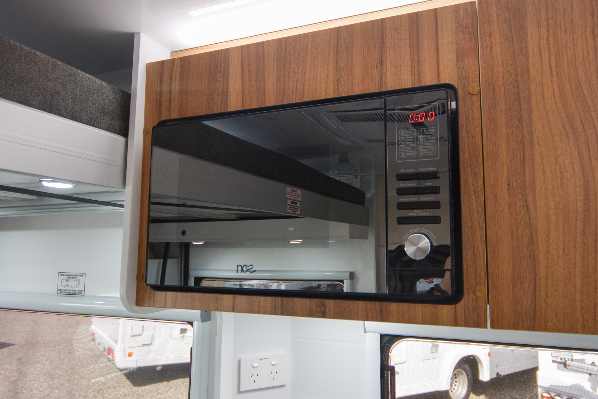 Carousel Popup Thumnails 32 - 2024 Windsor Daintree Renault 2 Berth